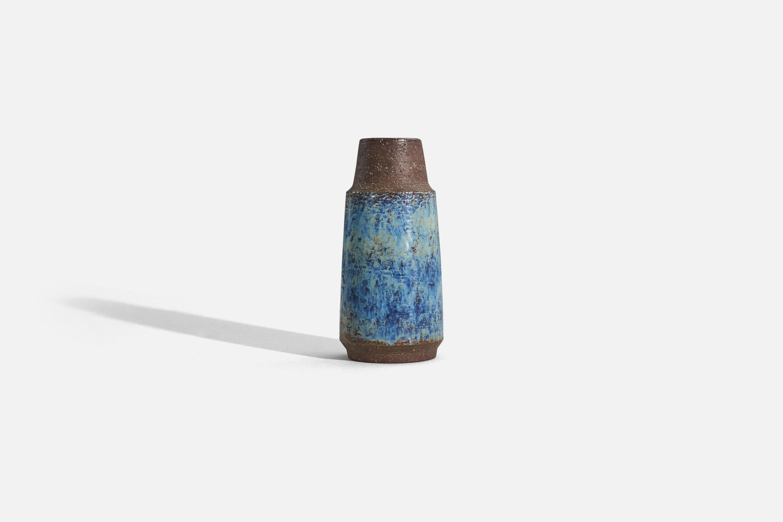 A brown and blue-glazed stoneware vase designed and produced by Michael Andersen Keramik, Denmark, 1960s. 

