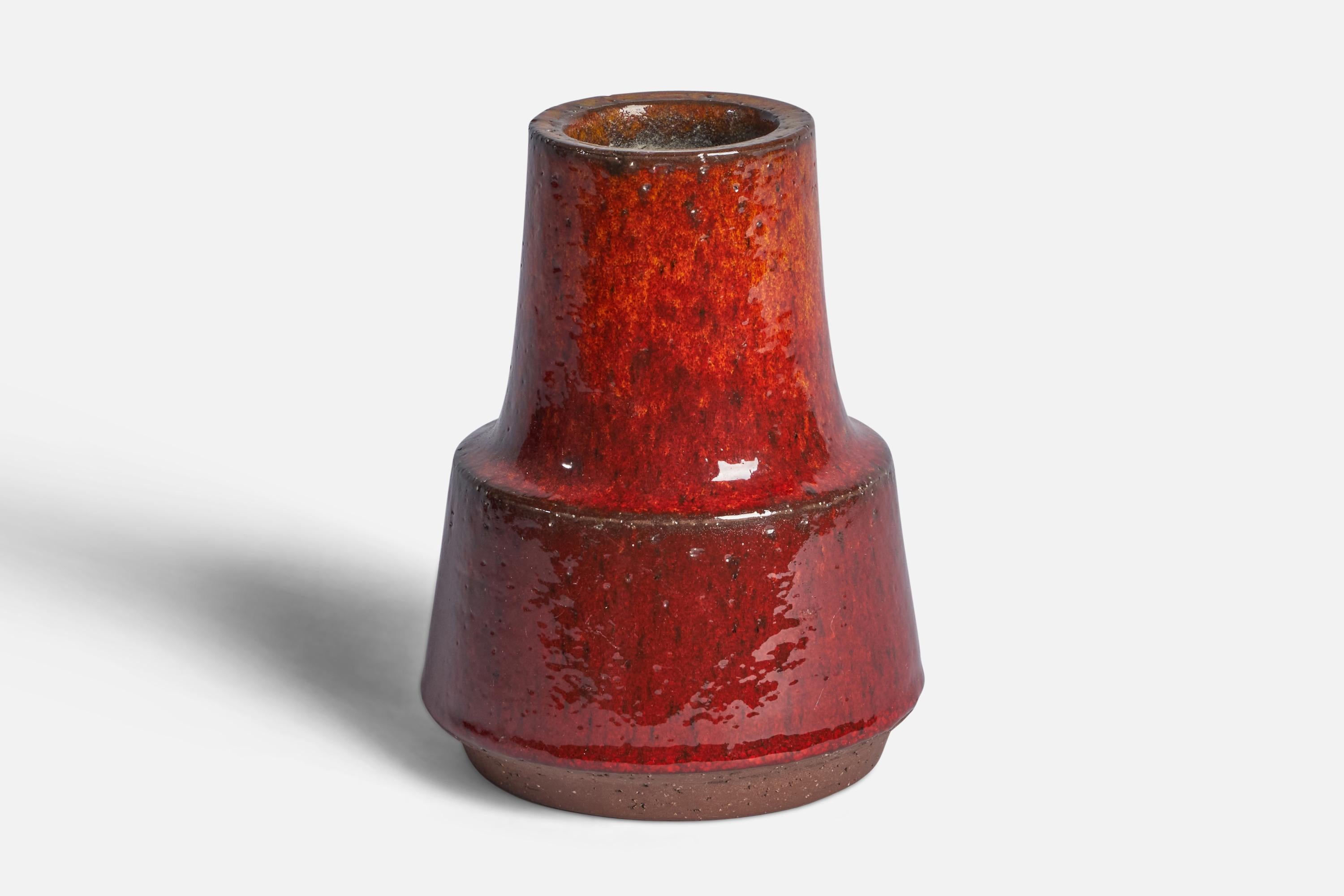 Vaso in gres semilucido rosso disegnato e prodotto da Michael Andersen, Bornholm, Svezia, anni '60.