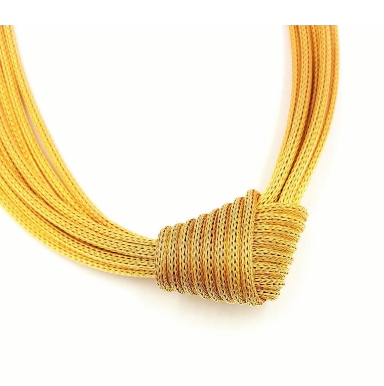 Vintage 14K Solid Yellow Gold Necklace Love Knot Choker, Michael Anthony Jewelers Weaved Mesh Gold Knot Necklace, Eight Strand Mesh Choker
Vintage from the 1980s
Materials: Gold
Beautiful 14K gold necklace with eight mesh strands tied in a knot in