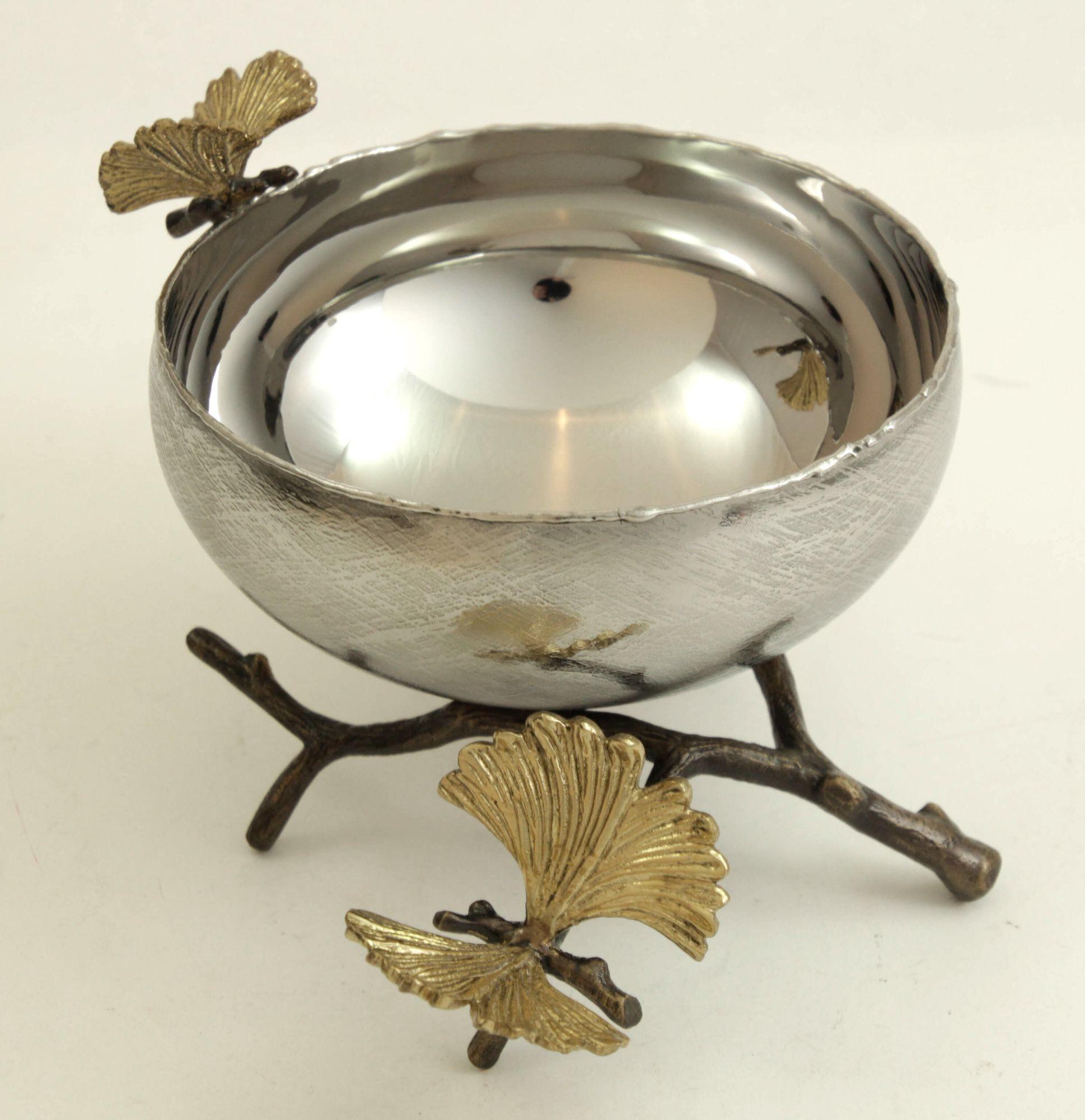 Michael Aram Butterfly Ginkgo bol en métal argenté avec boîte d'origine.
La collection Butterfly Ginkgo de Michael Aram célèbre la représentation de la flore et de la faune.
Exécutée à la main au plus haut niveau, chaque pièce est réalisée en bronze