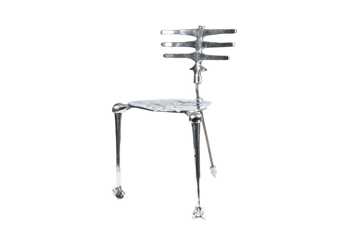 Der Skeleton Chair ist sowohl eine Skulptur als auch ein Stuhl. Er verleiht dem Raum, in dem Sie ihn einsetzen, Dramatik und eine organisch-moderne Ausstrahlung.  Der ikonische Stuhl von Aram aus Aluminiumguss. Unterschrieben. Erstaunlich