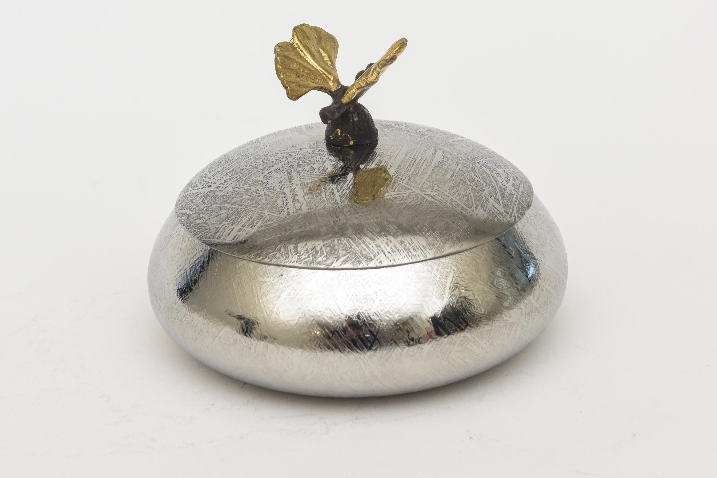 Métal Boîte en métal argenté ou émaillé Michael Aram en deux parties avec dessus à fleurs en laiton  en vente