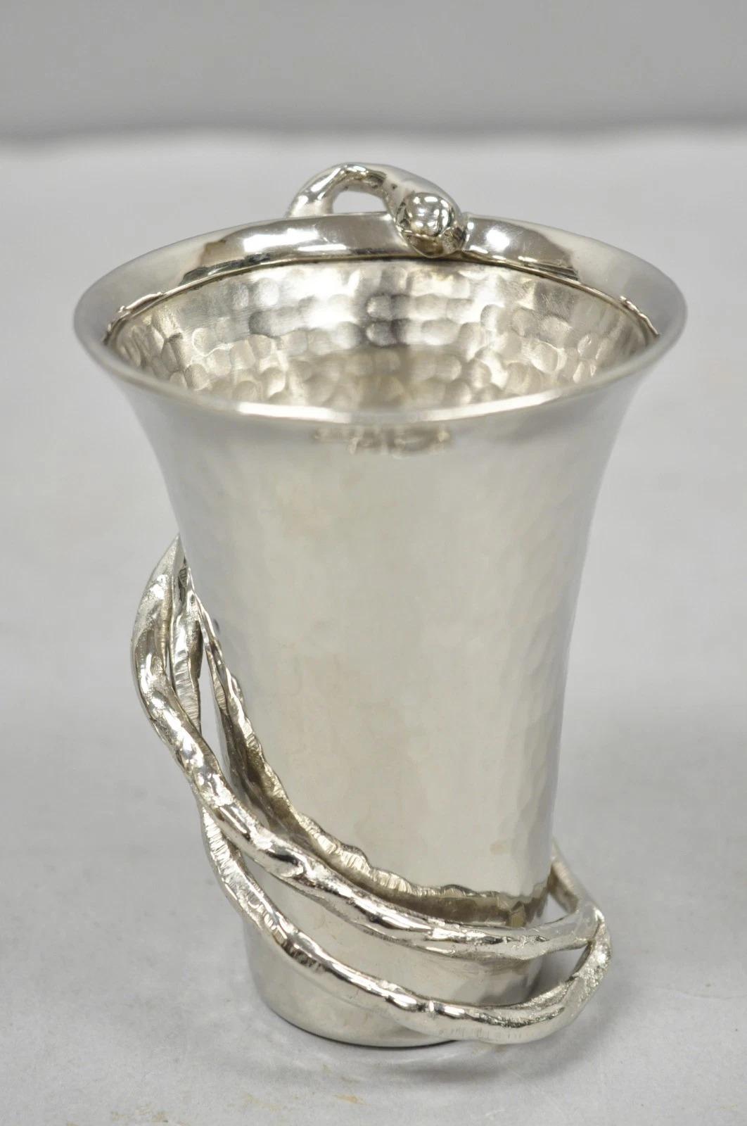 Plaqué argent Michael Aram Petit gobelet en acier inoxydable martelé à la main et plaqué Silver en vente