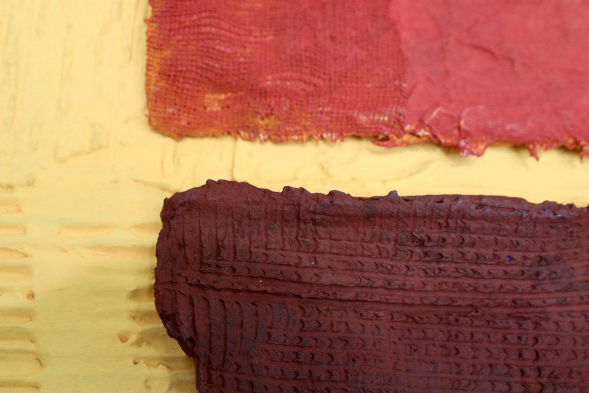Sans titre L27 - Rouge Abstract Sculpture par Michael Baker