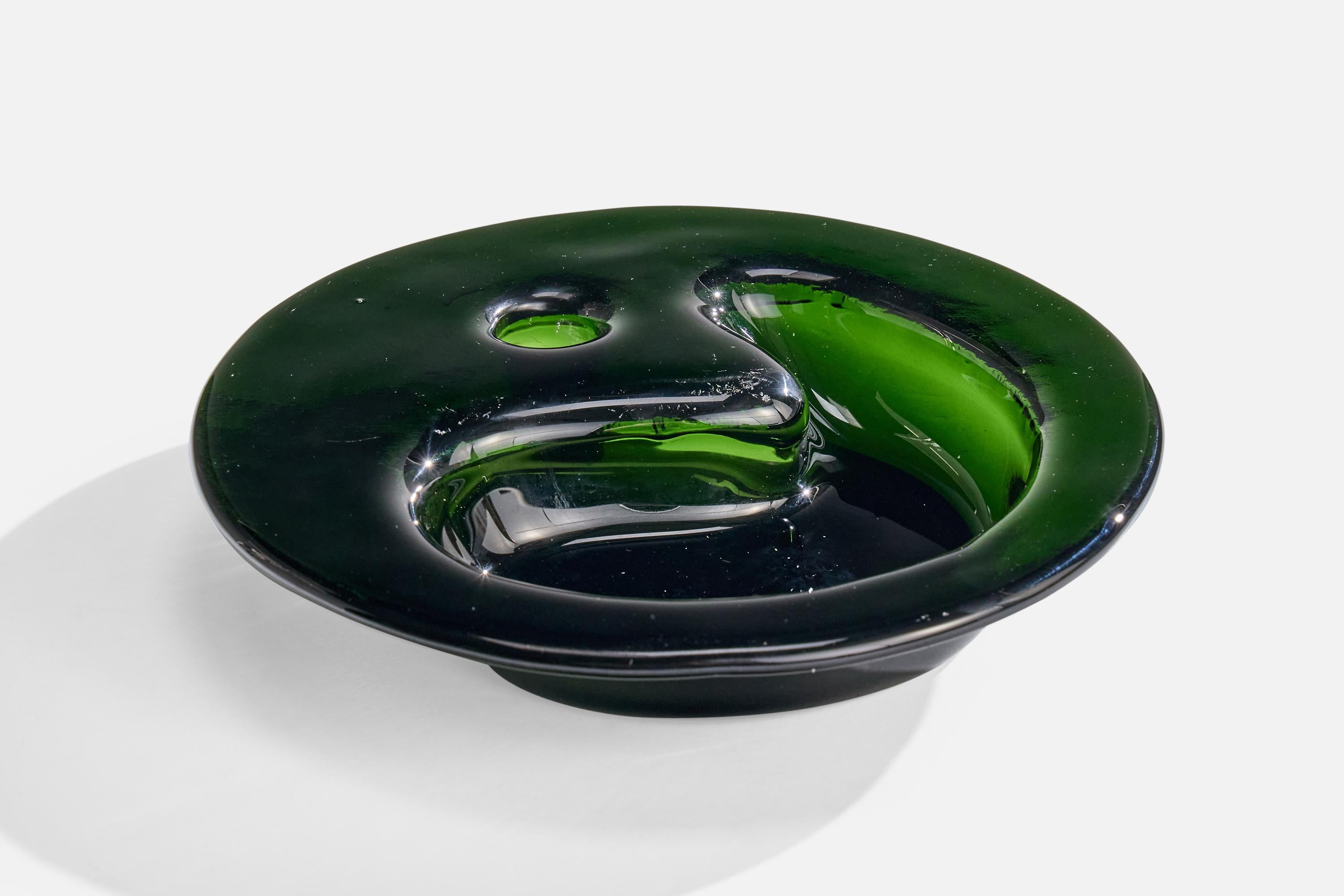 Vase aus mundgeblasenem, grünem Glas, entworfen von Michael Bang und hergestellt von Holmegaard, Dänemark, ca. 1970er Jahre.

Gesamtabmessungen (Zoll): 1,75