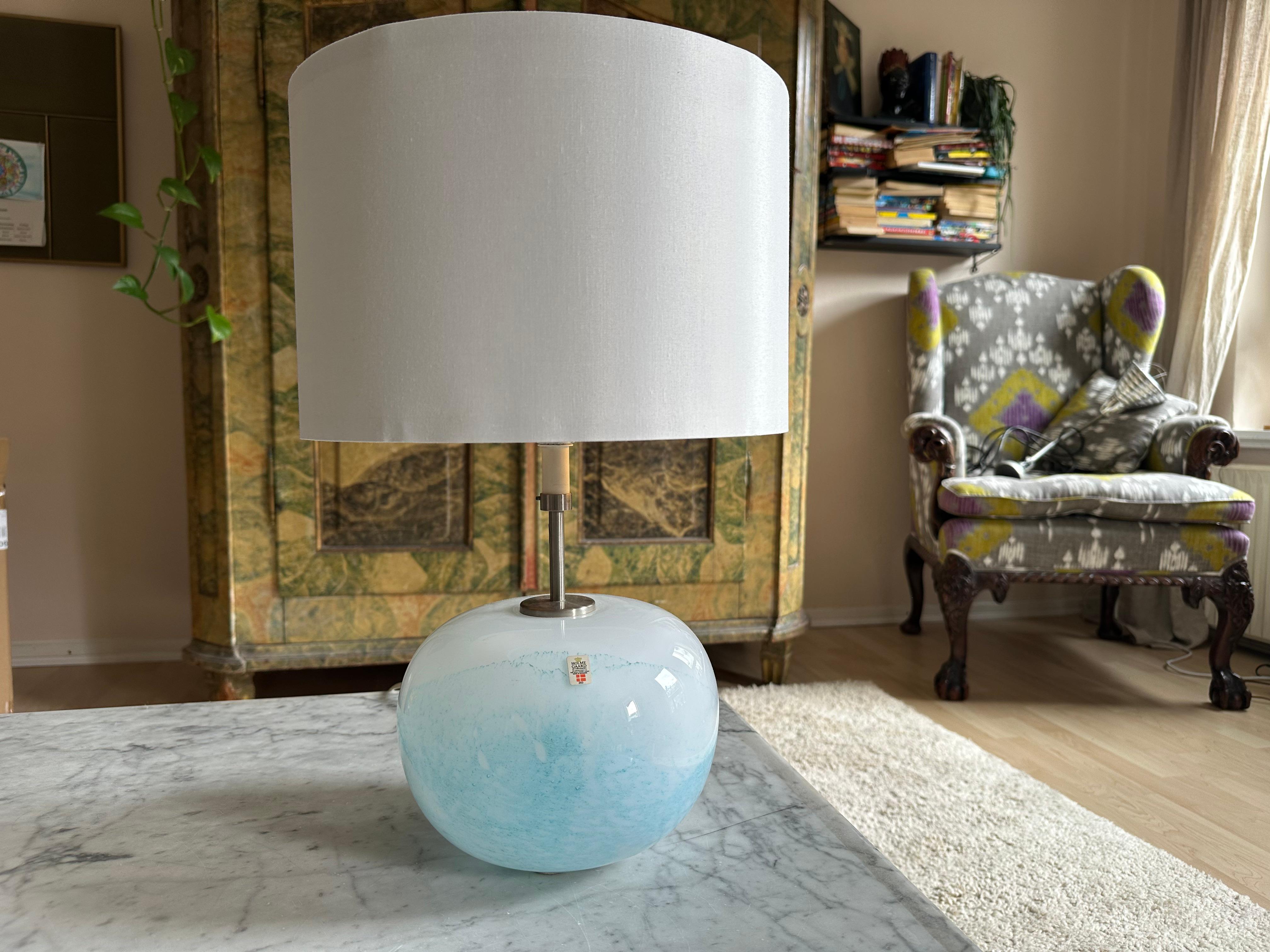 Lampada da tavolo Michael Bang per Holmegaard - Design scandinavo in vetro degli anni '70
Questa elegante lampada da tavolo è stata disegnata da Michael Bang per Holmegaard negli anni '70 ed è un bellissimo esempio di design scandinavo di metà