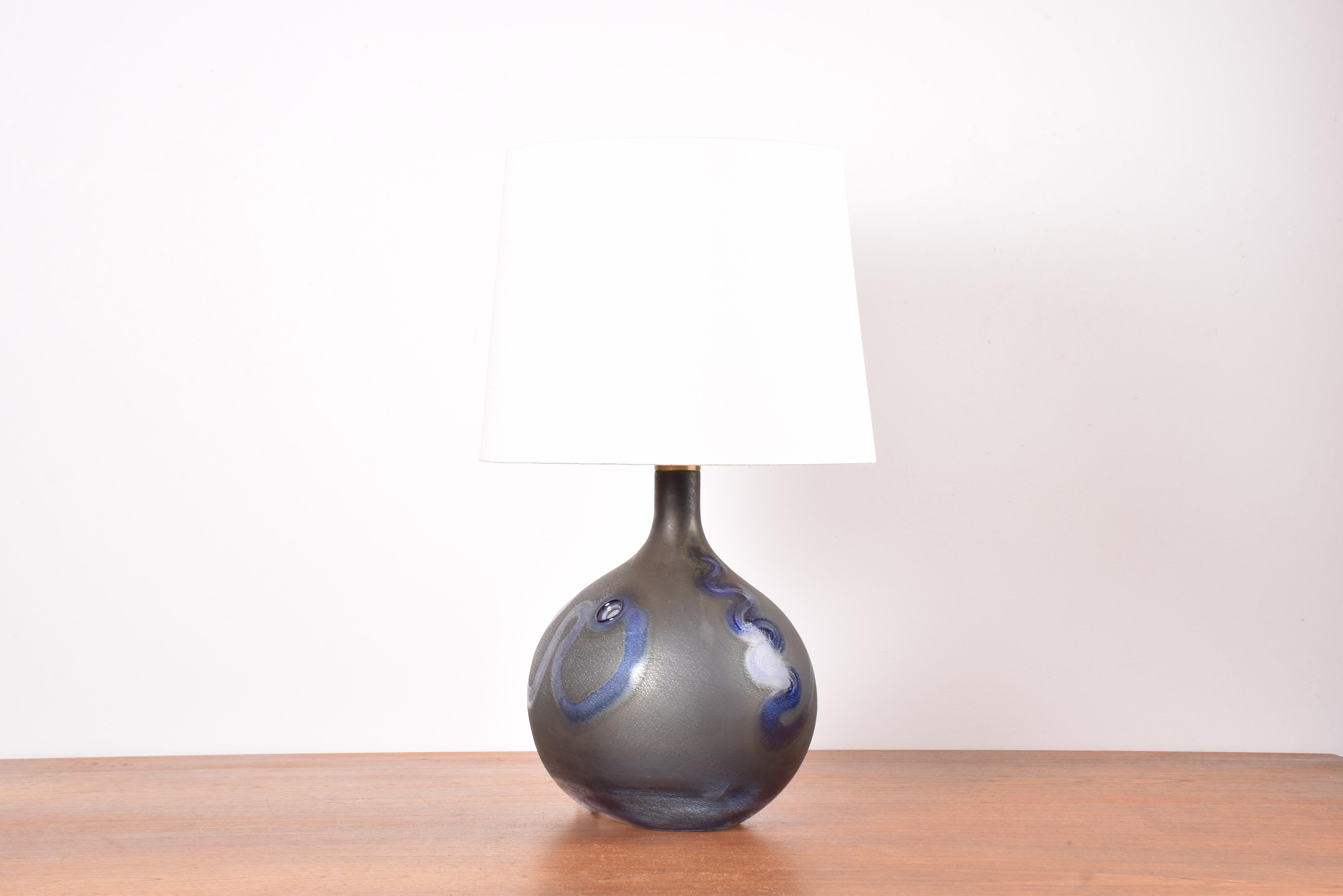 Michael Bang für Holmegaard Große mitternachtsblaue skulpturale Glastischlampe 1970 (Moderne der Mitte des Jahrhunderts) im Angebot