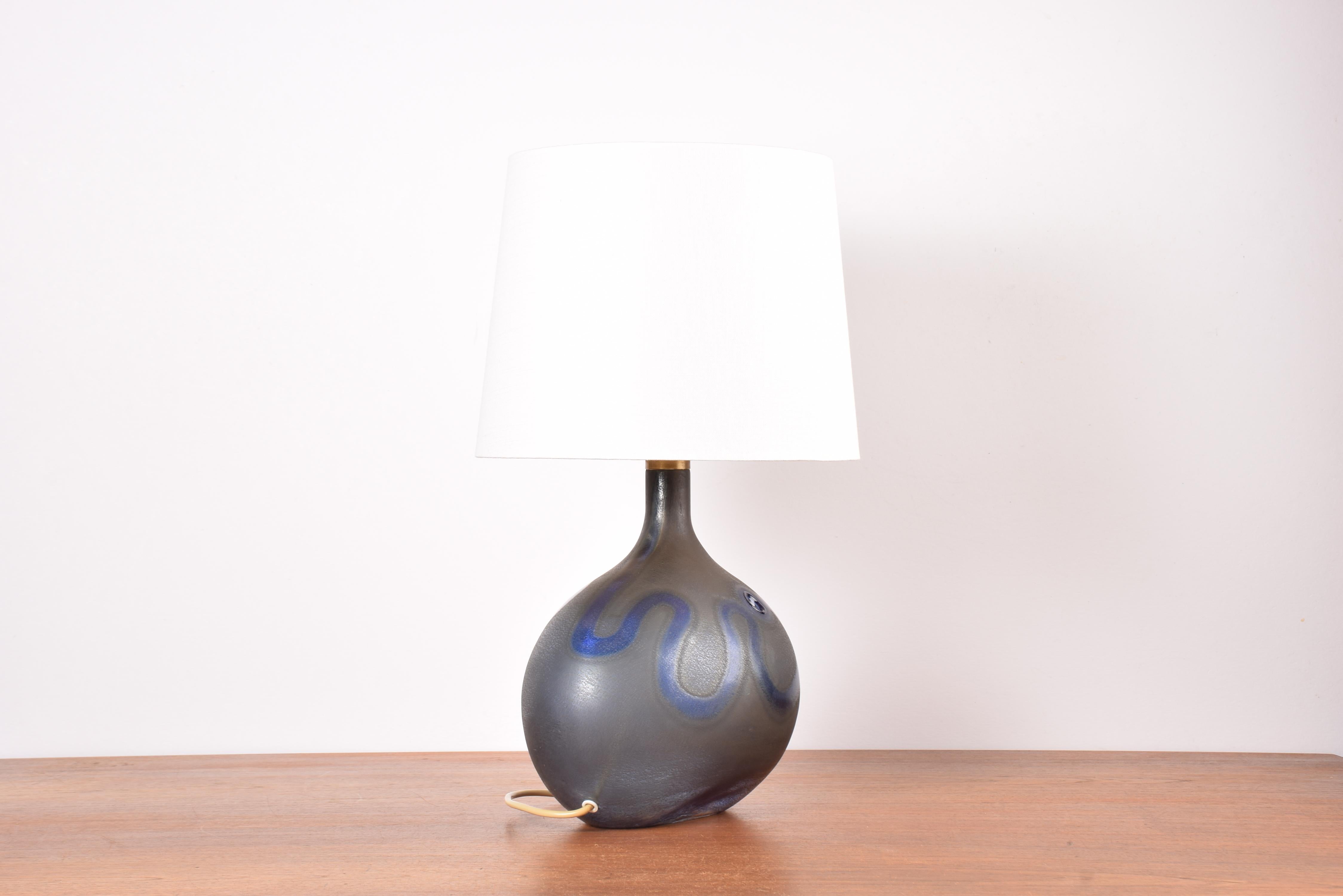 Michael Bang für Holmegaard Große mitternachtsblaue skulpturale Glastischlampe 1970 (Dänisch) im Angebot