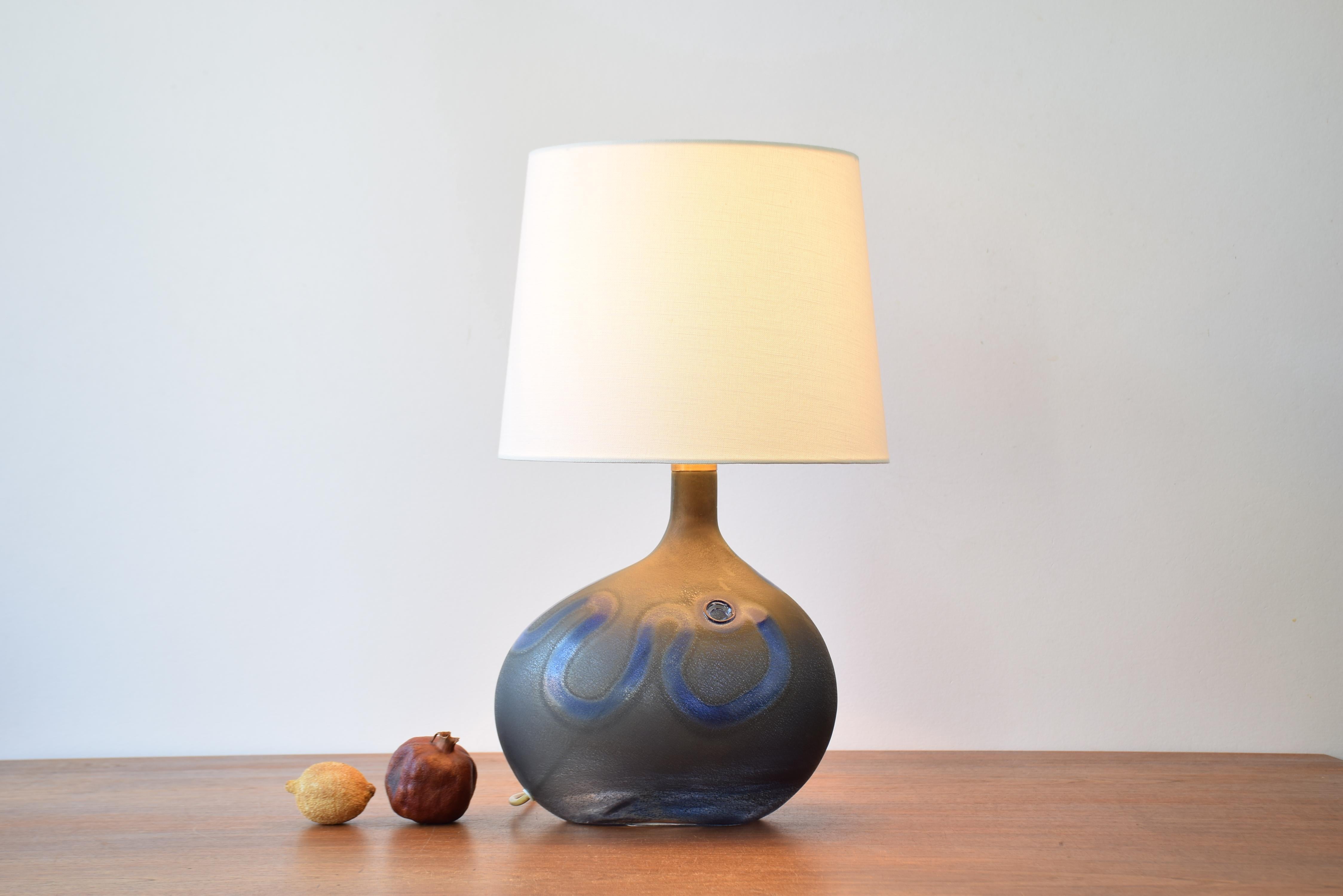 Michael Bang für Holmegaard Große mitternachtsblaue skulpturale Glastischlampe 1970 im Zustand „Gut“ im Angebot in Aarhus C, DK