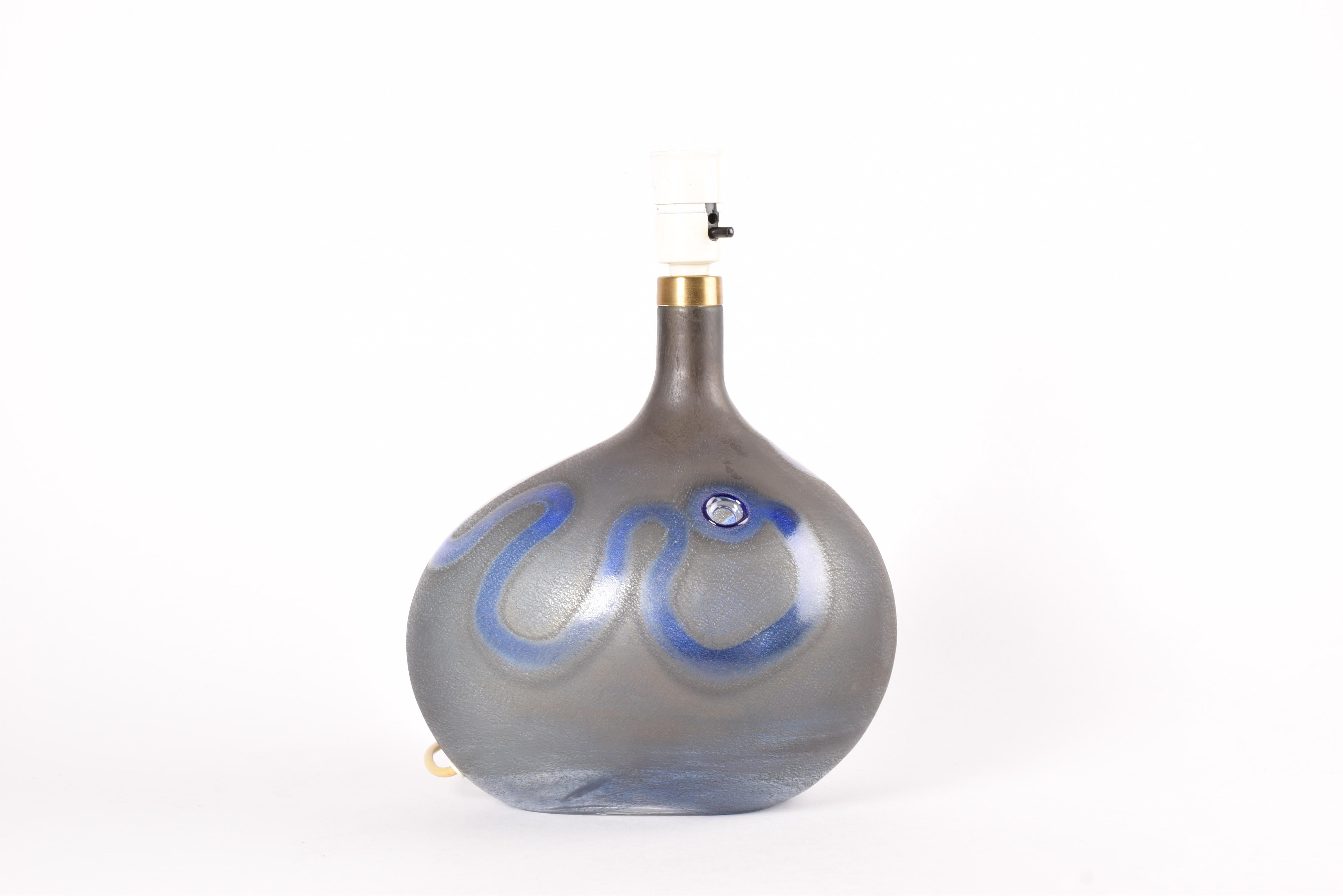 Michael Bang für Holmegaard Große mitternachtsblaue skulpturale Glastischlampe 1970 (Ende des 20. Jahrhunderts) im Angebot