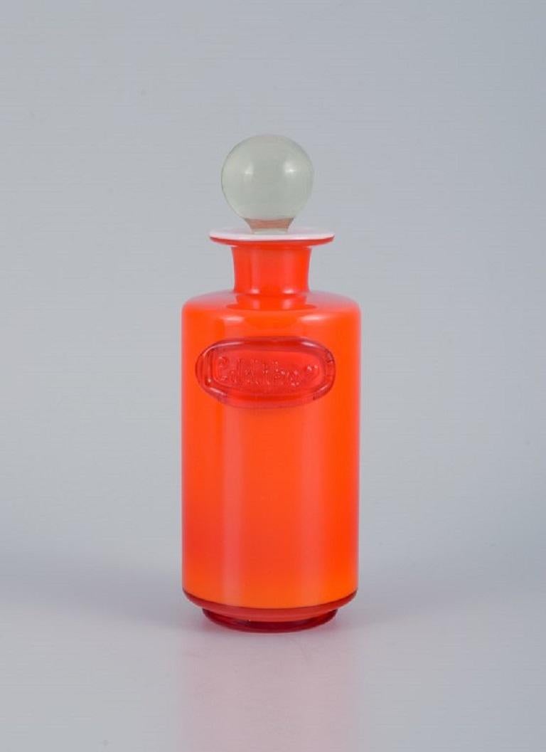 Michael Bang für Holmegaard.
Öl- und Essigbehälter aus orangefarbenem und weißem Kunstglas.
1960s.
In perfektem Zustand.
Abmessungen: D 5,5 x H 14,5 cm.