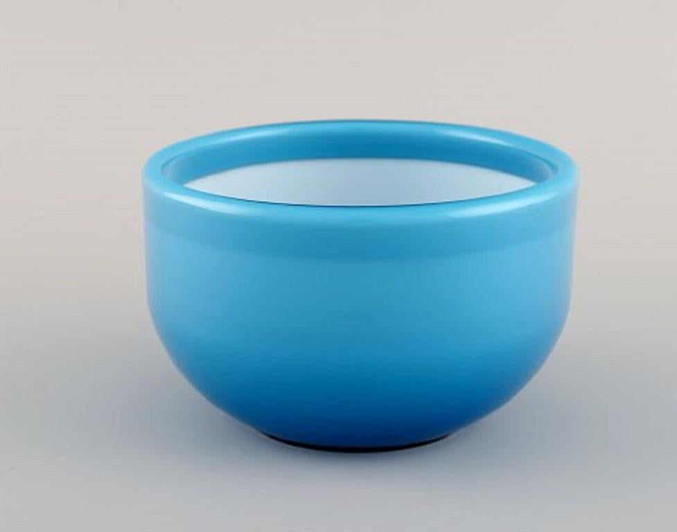 Michael Bang for Holmegaard. Two Palet bowls in light blue mouth-blown art glass. 
Mid-20th century.
Measures: 13 x 8.5 cm.
In excellent condition.