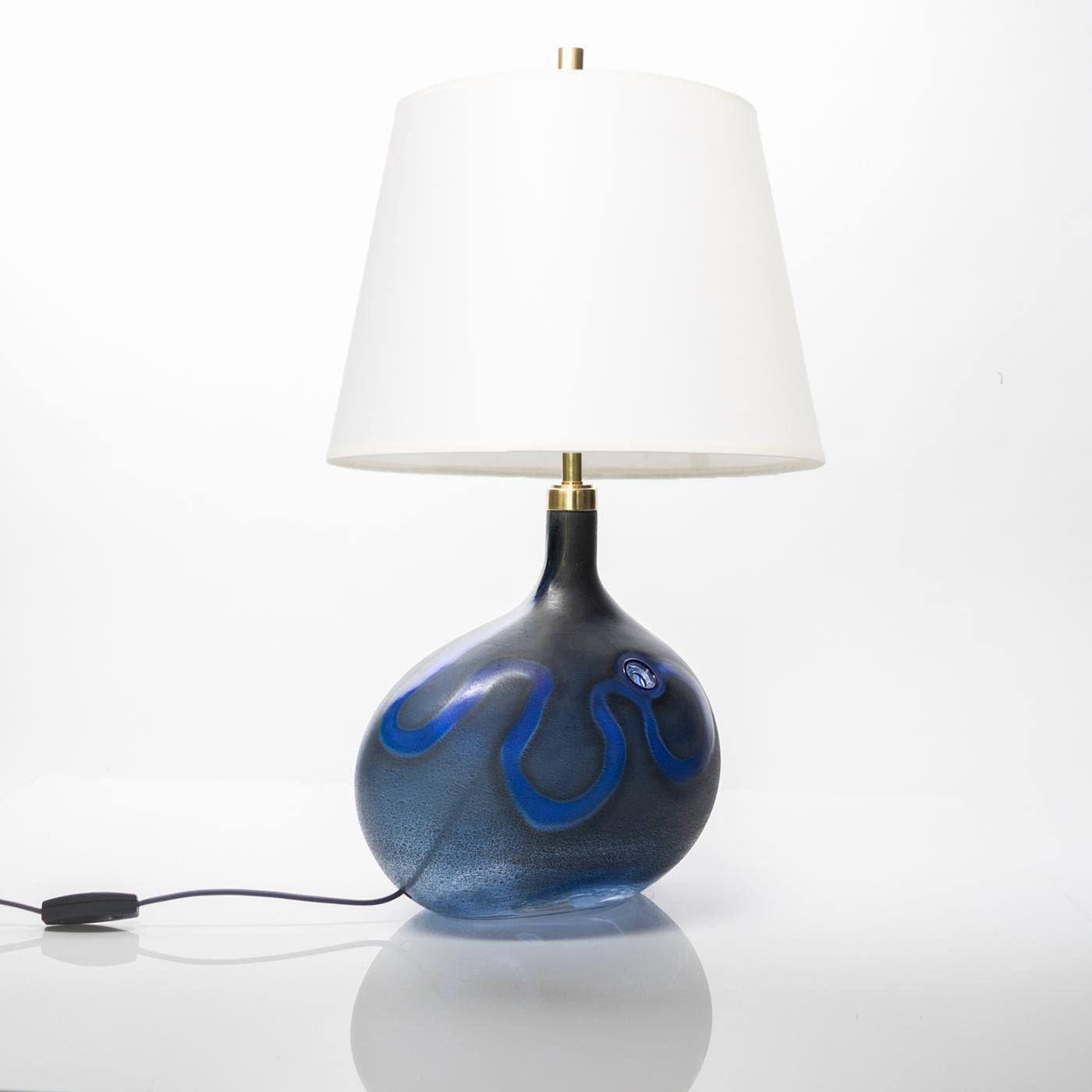 La lampe de table en verre conçue par Micheal Bang présente une forme asymétrique dans une finition mate d'un bleu profond. Fabriqué au Danemark vers 1980 par Holmegaard, conserve l'étiquette. Nouvellement recâblé avec un faisceau de douilles