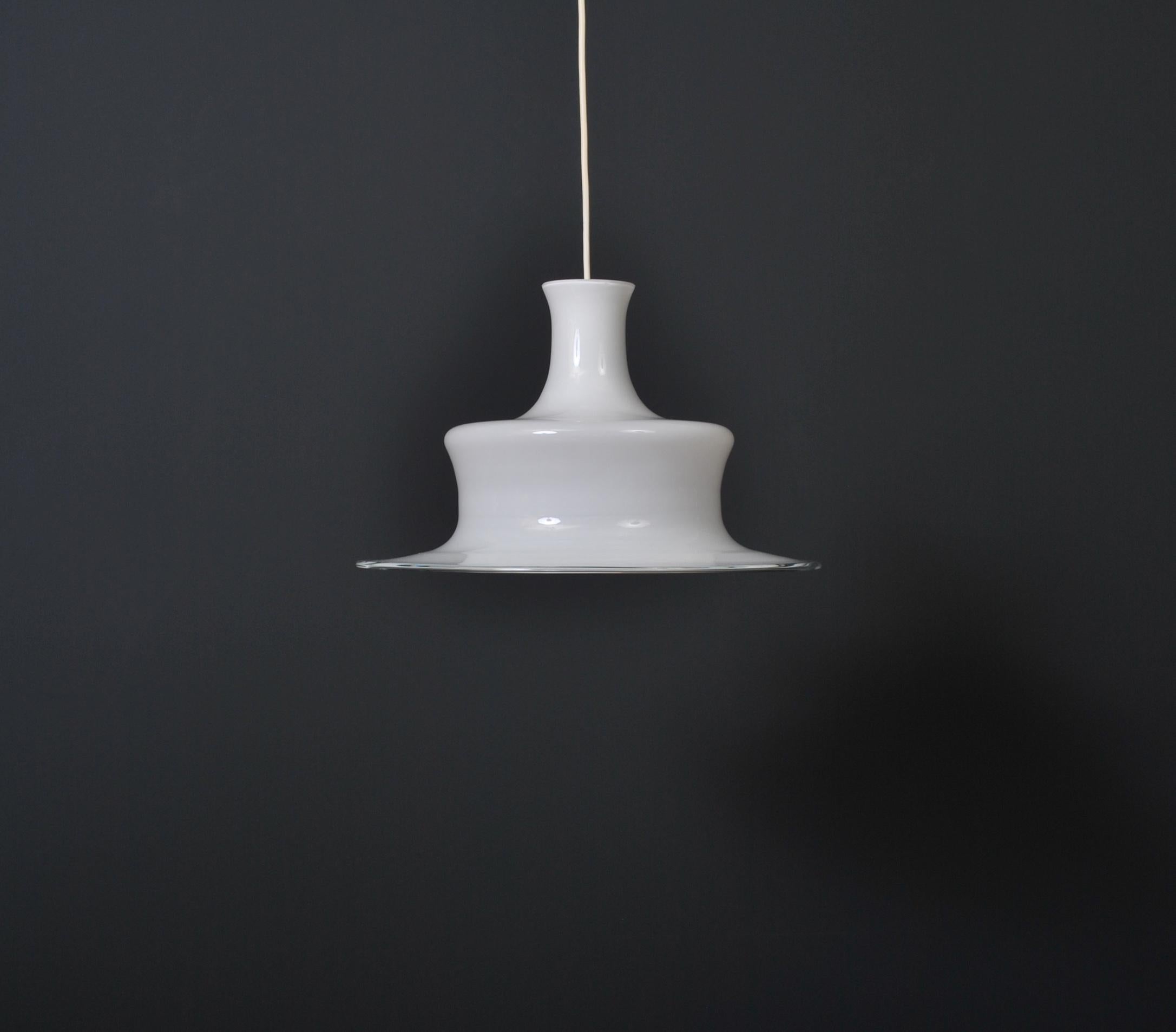 Grande lampe suspendue danoise en verre Holmegaard blanc par Michael Bang vers 1970.