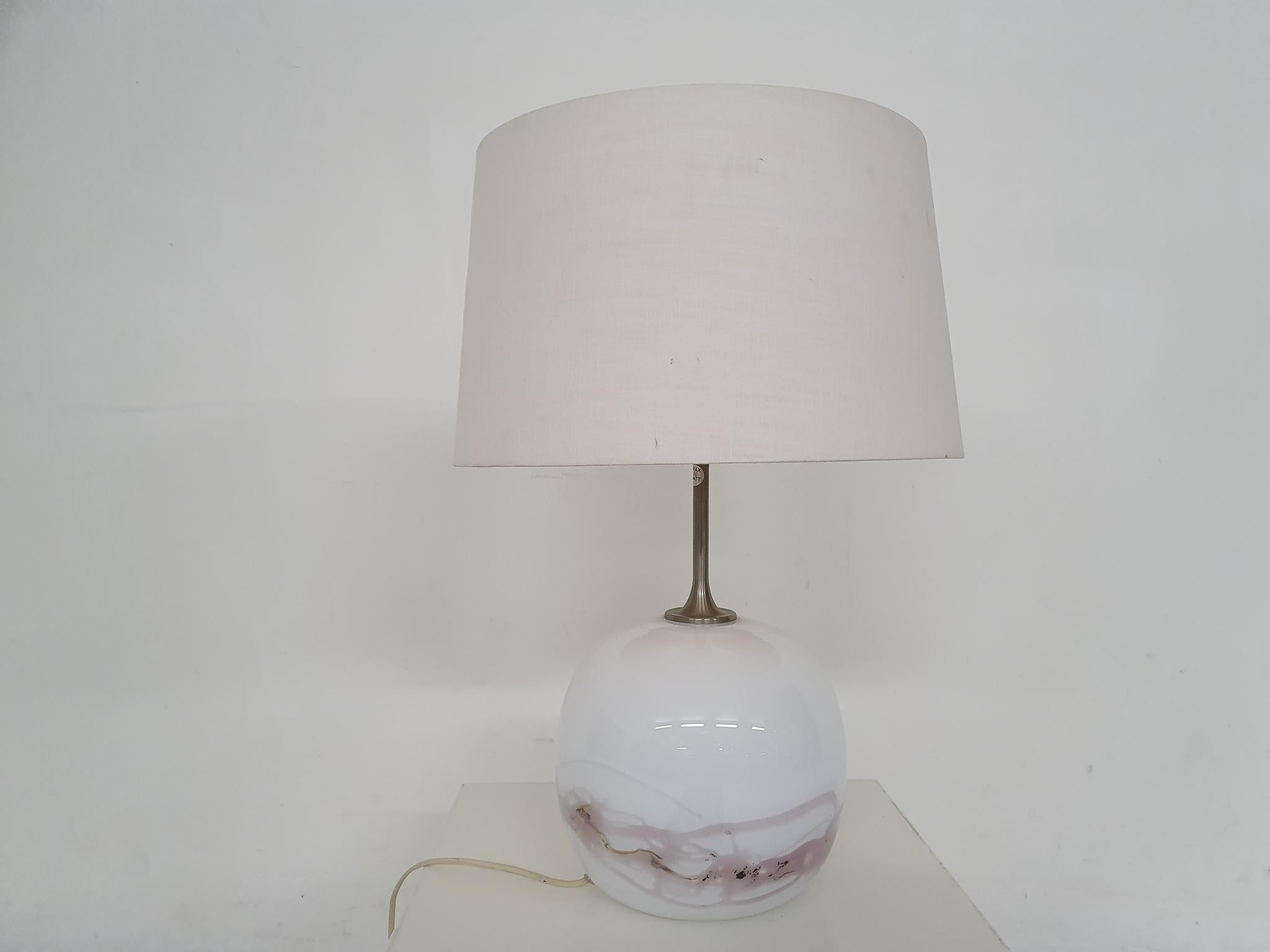 Mid-Century Modern Lampe de bureau en verre « Sakura » de Michael Bang pour Holmegaard, Danemark, années 1980 en vente