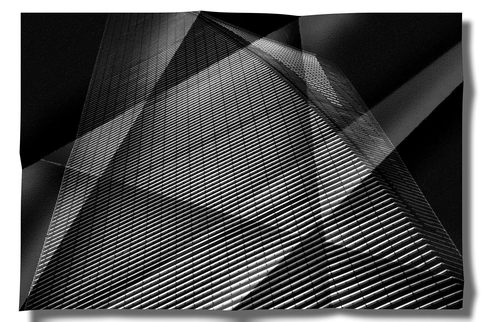 Architectonique 3 tirages abstraits en édition limitée, grand format contemporain, signés - Noir Black and White Photograph par Michael Banks