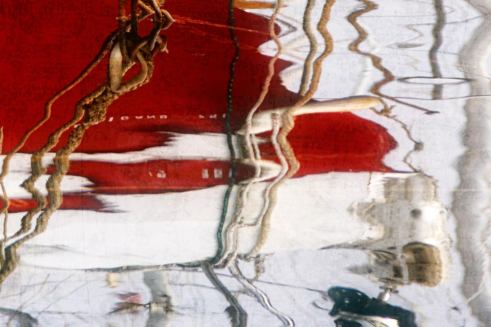 Boat 1 – signierter Kunstdruck in limitierter Auflage, rotes Stillleben, zeitgenössisch (Abstrakt), Photograph, von Michael Banks
