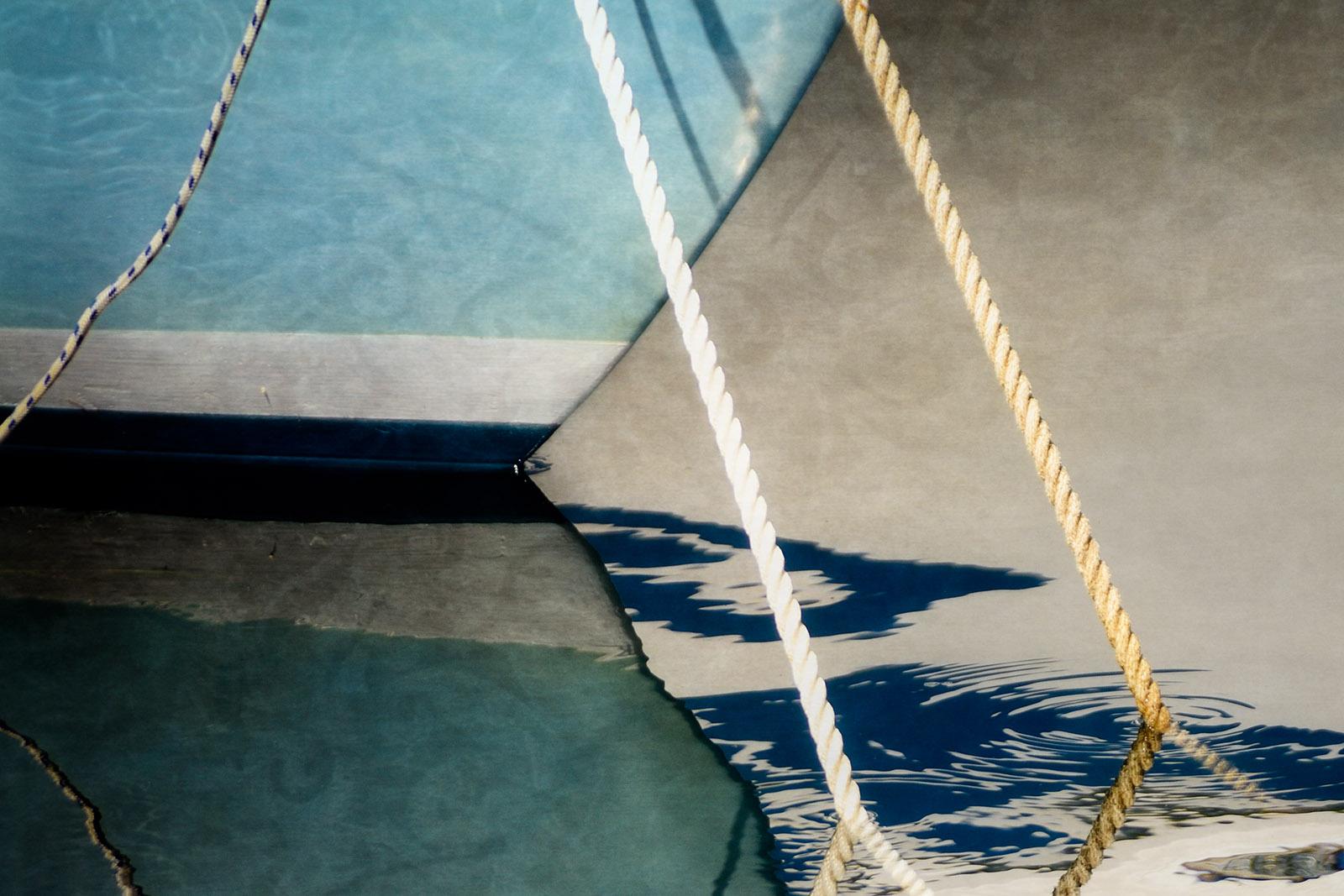 Boat 3 – signierter Stilllebendruck in limitierter Auflage, zeitgenössischer blauer Großformat – Photograph von Michael Banks