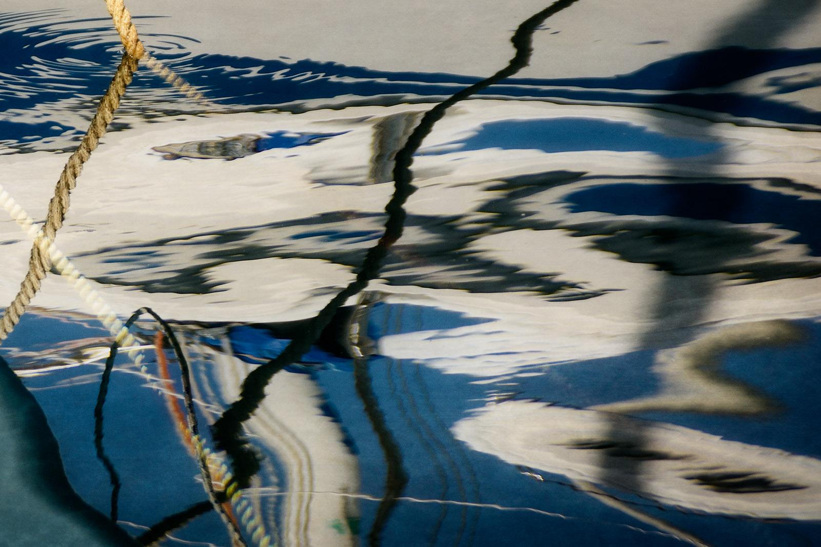 Boat 3 – signierter Stilllebendruck in limitierter Auflage, zeitgenössischer blauer Großformat (Abstrakt), Photograph, von Michael Banks