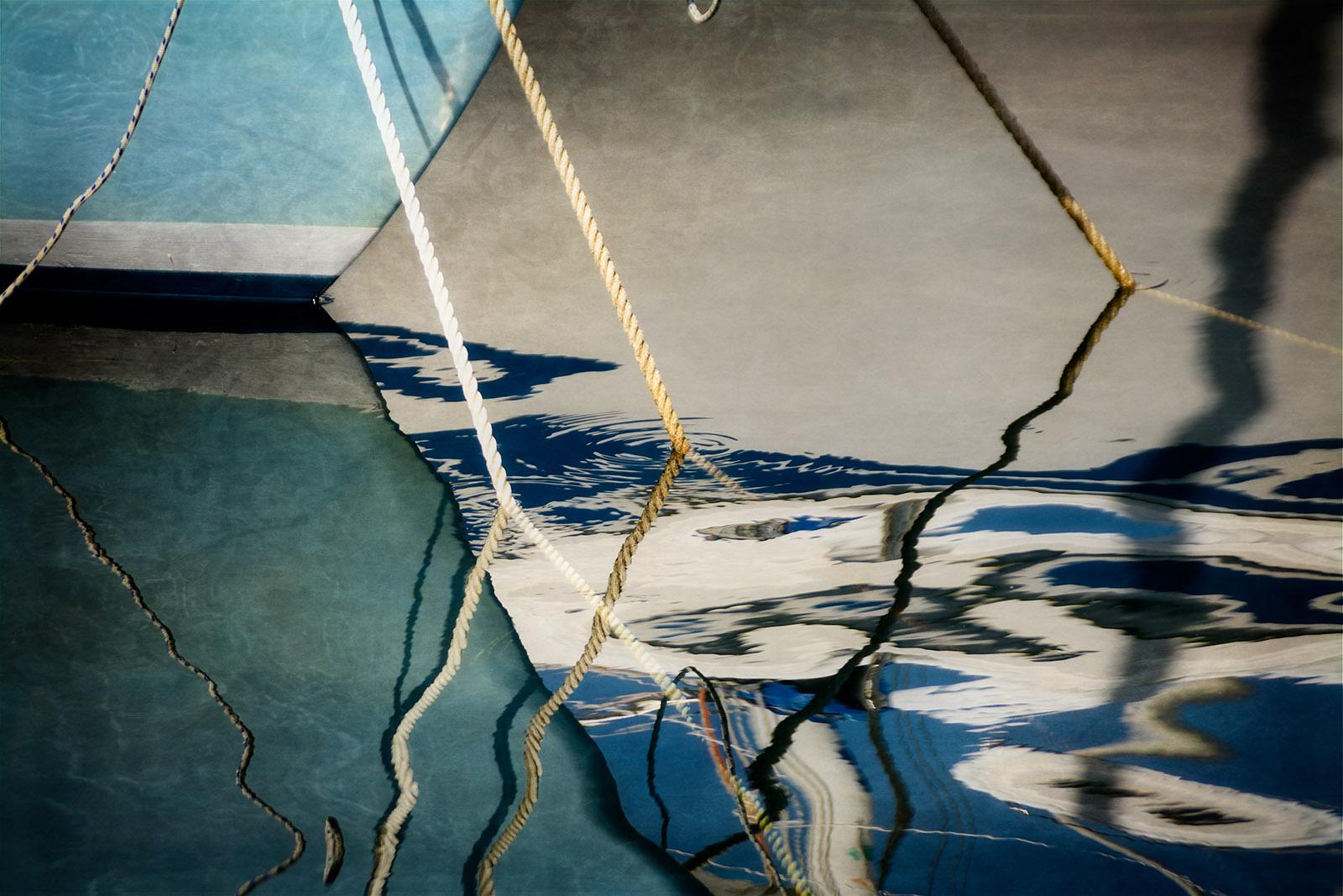Boat 3 - Impression pigmentaire abstraite signée en édition limitée, grande photo bleue de bord de mer