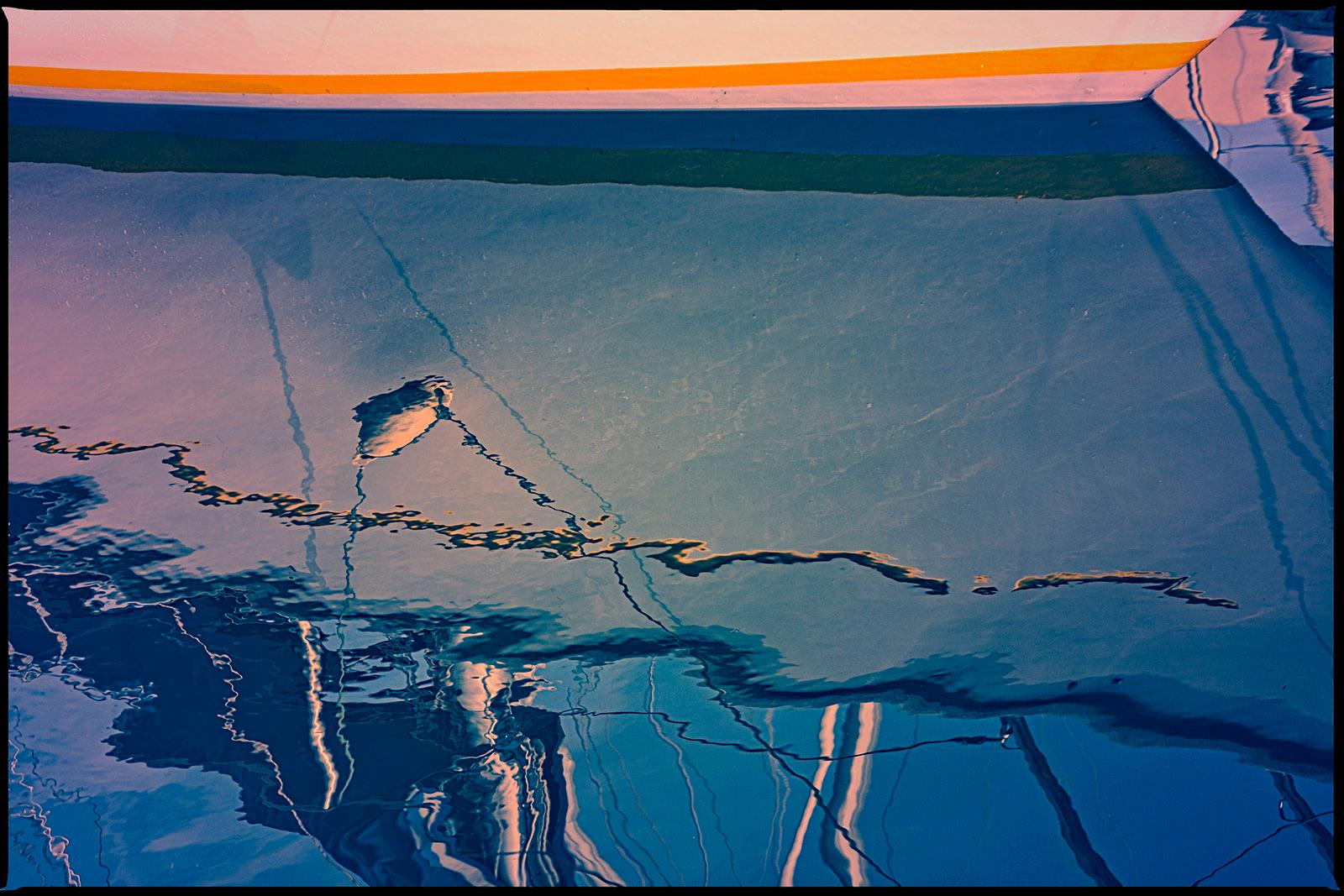 4 bateaux, impression d'art abstrait en édition limitée signé, grand format, bleu contemporain - Bleu Color Photograph par Michael Banks
