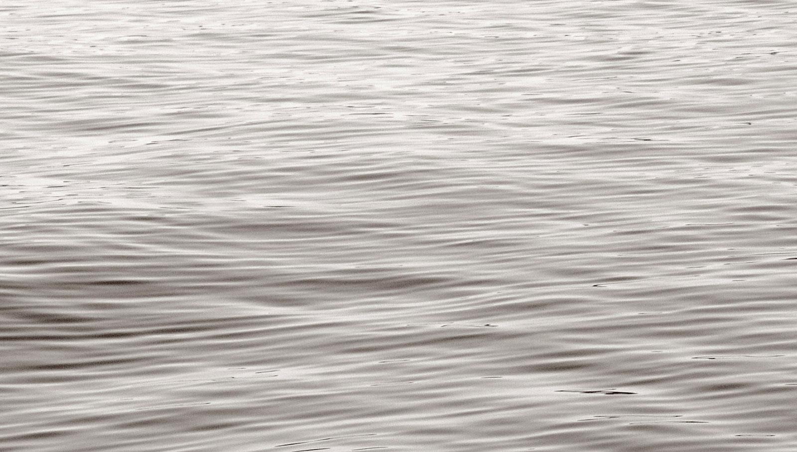 Flowing 1 - Signierter abstrakter Pigmentdruck in limitierter Auflage, Large contemporary  – Photograph von Michael Banks