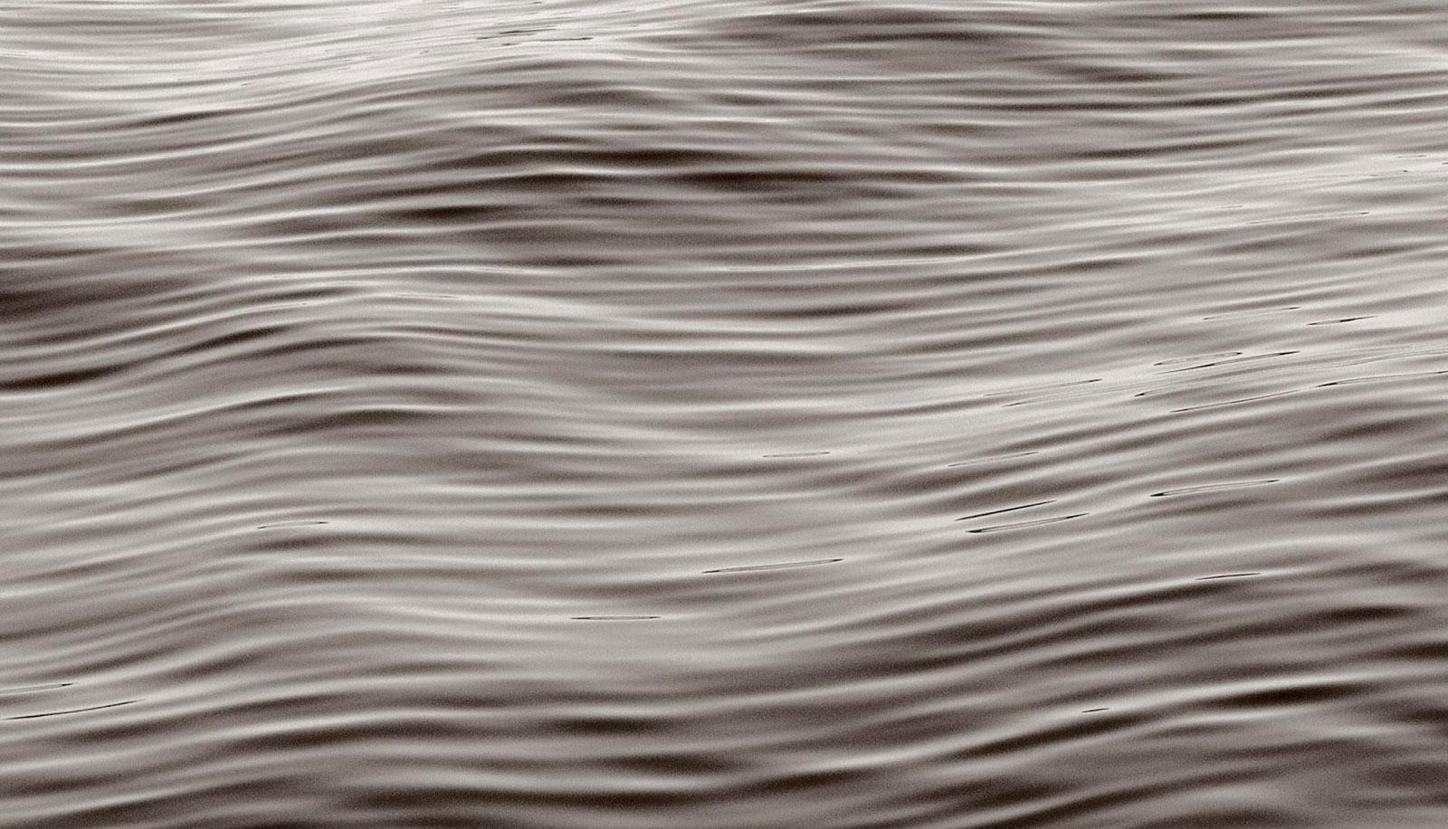 Flowing 1 - Signierter abstrakter Pigmentdruck in limitierter Auflage, Large contemporary  (Abstrakt), Photograph, von Michael Banks