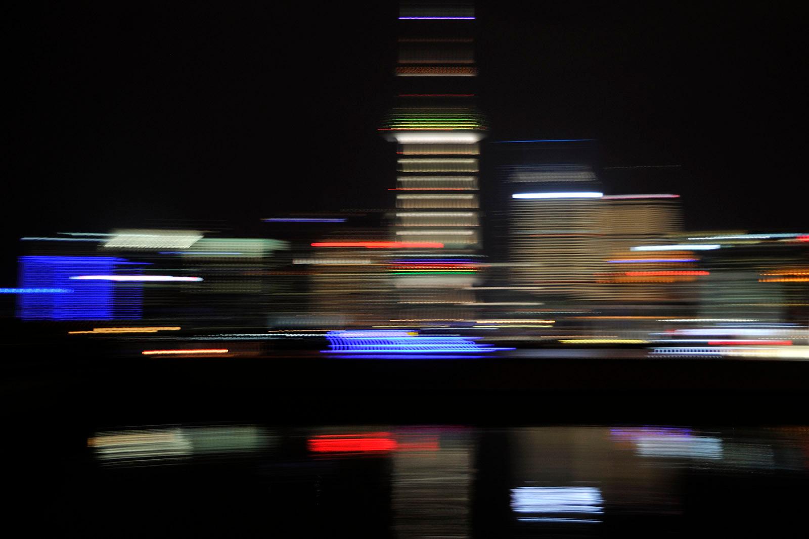 Ciudad futura 3- Impresión abstracta firmada en edición limitada, Gran formato contemporáneo - Color Photograph Negro de Michael Banks