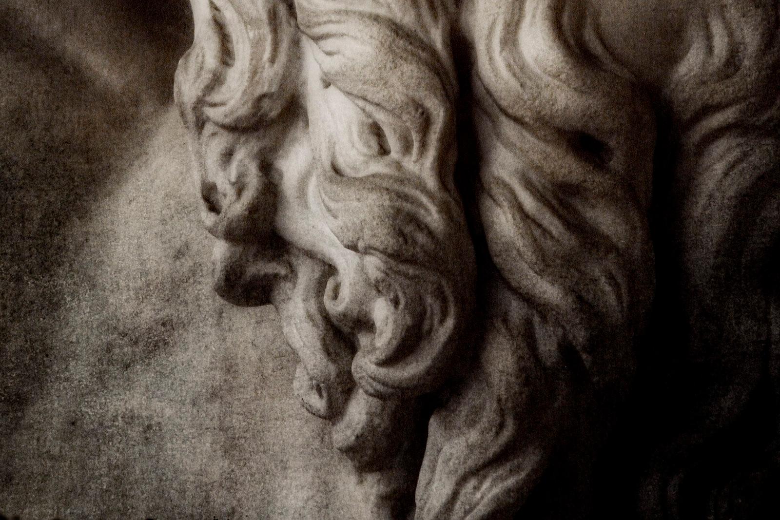 Sculpture italienne 2 - Impression pigmentaire en édition limitée signée, dieu grec, mythologie - Romantique Photograph par Michael Banks