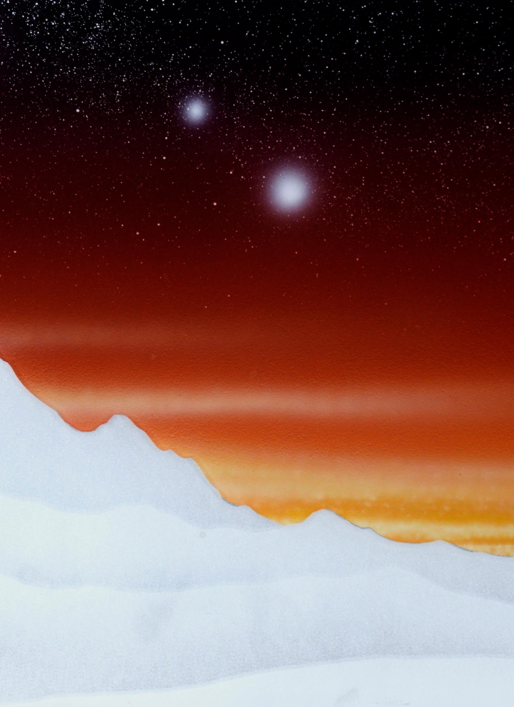 „Nightfall“ – rückseitig bemalte Radierung auf Glas, limitierte Auflage 1/100

Ein spiegelnder Mond erhebt sich über Berggipfeln vor einem tiefvioletten Himmel, der in dieser hyperrealistischen Planetenszene des Künstlers Michael Bates (Amerikaner,