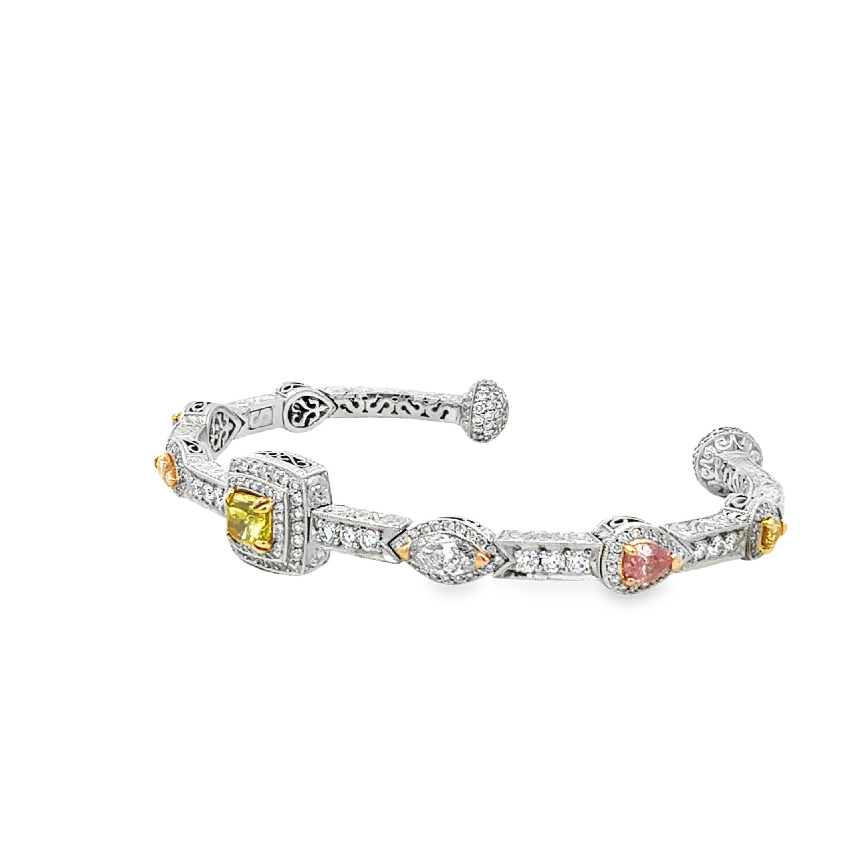 Questo squisito bracciale Michael Beaudry mette in mostra una serie mozzafiato di diamanti di varie forme e colori, incastonati in un intricato design in platino con accenti in oro rosa e giallo 18 carati. Il platino inciso a mano presenta delicati