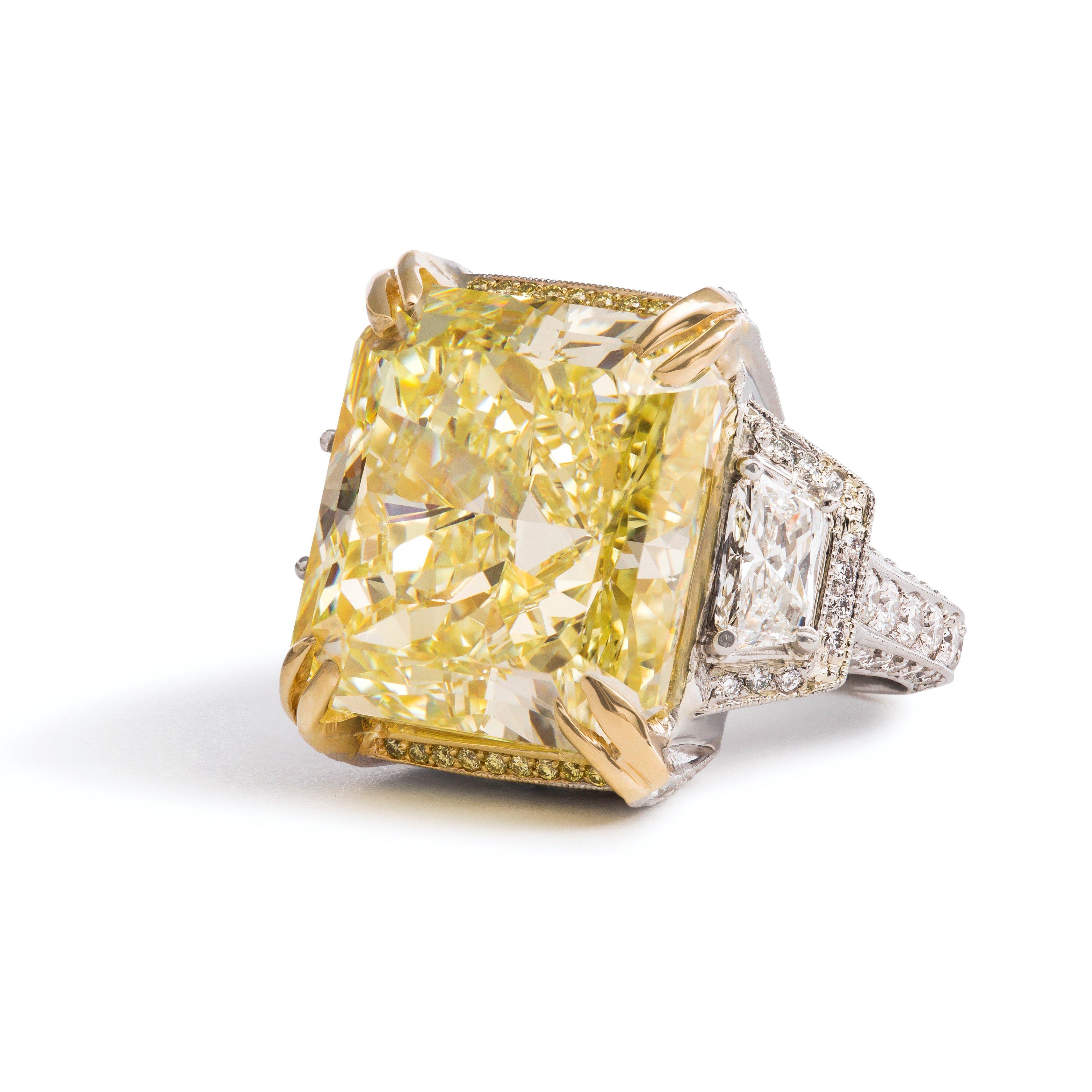 Michael Beaudry 21,57 ct. gelber Diamantring mit Strahlenschliff aus Platin und 18 Karat Gelbgold.

Das Herzstück dieses auffälligen Rings ist ein 21,57 Karat schwerer gelber Diamant im Brillantschliff mit der Reinheit VS1, der von einem