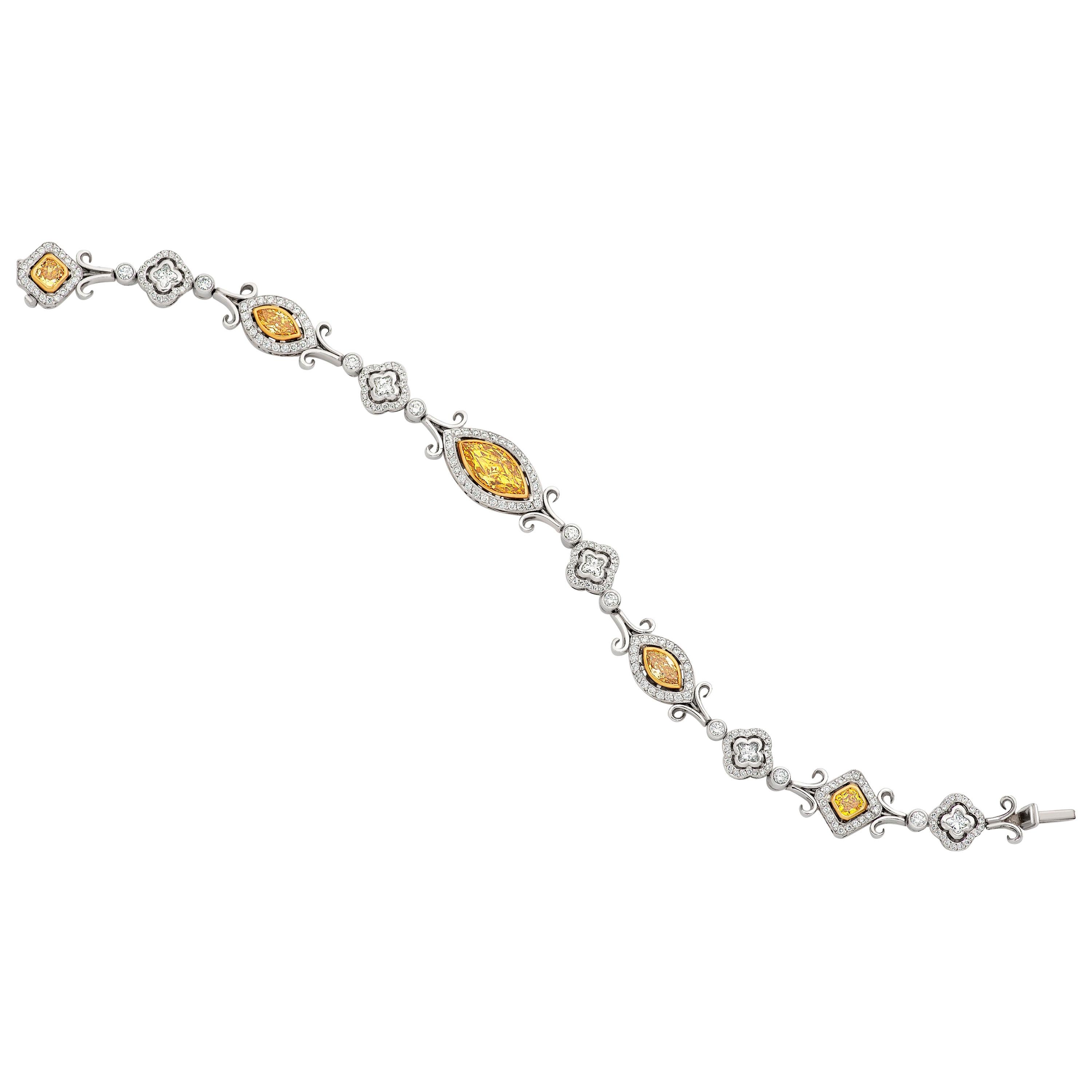 Michael Beaudry Bracelet en platine et or jaune 18 carats avec diamants blancs et de couleur fantaisie en vente