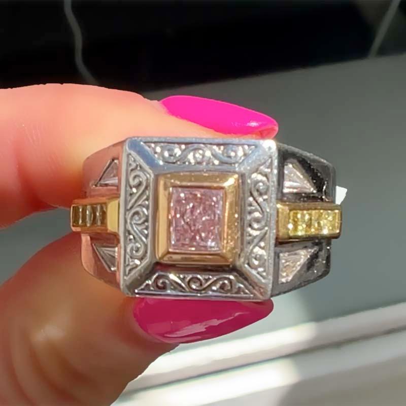 Cette exquise bague de cocktail en diamants jaunes et roses, conçue par Michael Beaudry, combine le platine et l'or rose 18 carats. La pierre centrale est un diamant rose pourpre de fantaisie, pesant 0,59 carats. Les diamants Fancy Purplish Pink