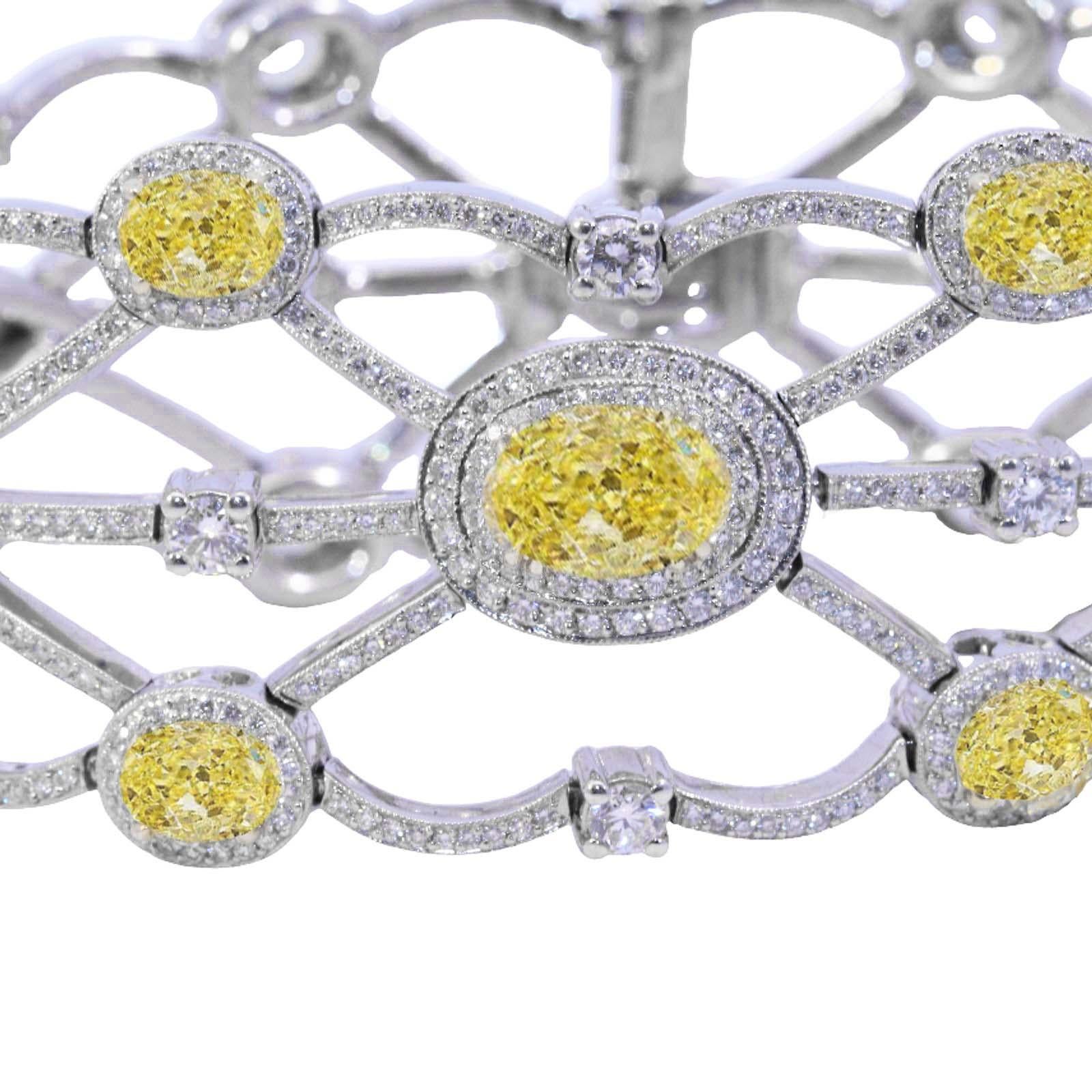 Bracciale a reticolo di diamanti bianchi e gialli Michael Beaudry, realizzato in un'armoniosa miscela di platino, oro bianco e giallo a 18 carati.  
Il bracciale presenta un'impressionante serie di diamanti gialli, ognuno dei quali è stato