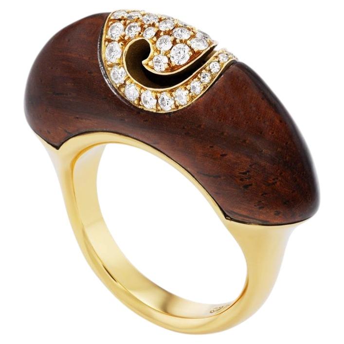 Anillo de Michael Bondanza en oro amarillo de 18 quilates con madera de enebro, palisandro y diamantes en venta