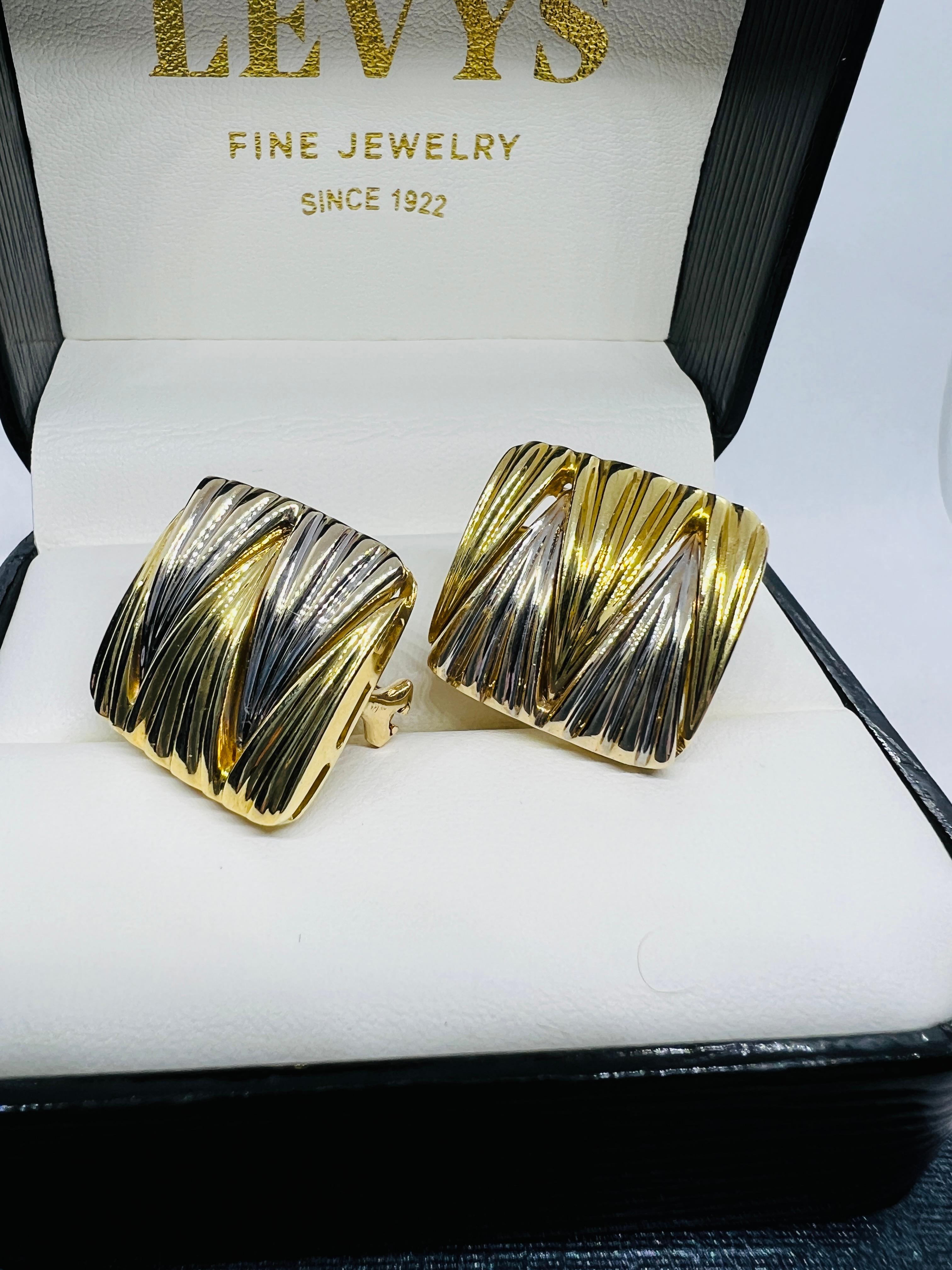 Les boucles d'oreilles carrées Michael Bondanza sont absolument magnifiques ! Ils mesurent trois quarts de pouce carré et pèsent 19,5 grammes. Il s'agit d'or jaune 18 carats et de platine qui sont entrelacés dans un motif en zig-zag fantaisiste.