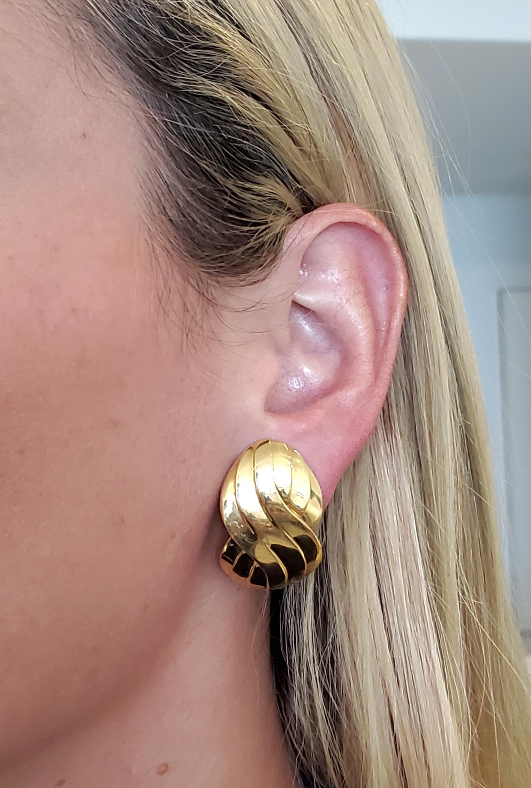 Knots earrings designed by Michael Bondanza.

Very elegant bold pair of earrings, created at the jewelry atelier of Michael Bondanza. These substantial clips-on, has been crafted with simples stylized knots patterns in solid yellow gold of 18 karats