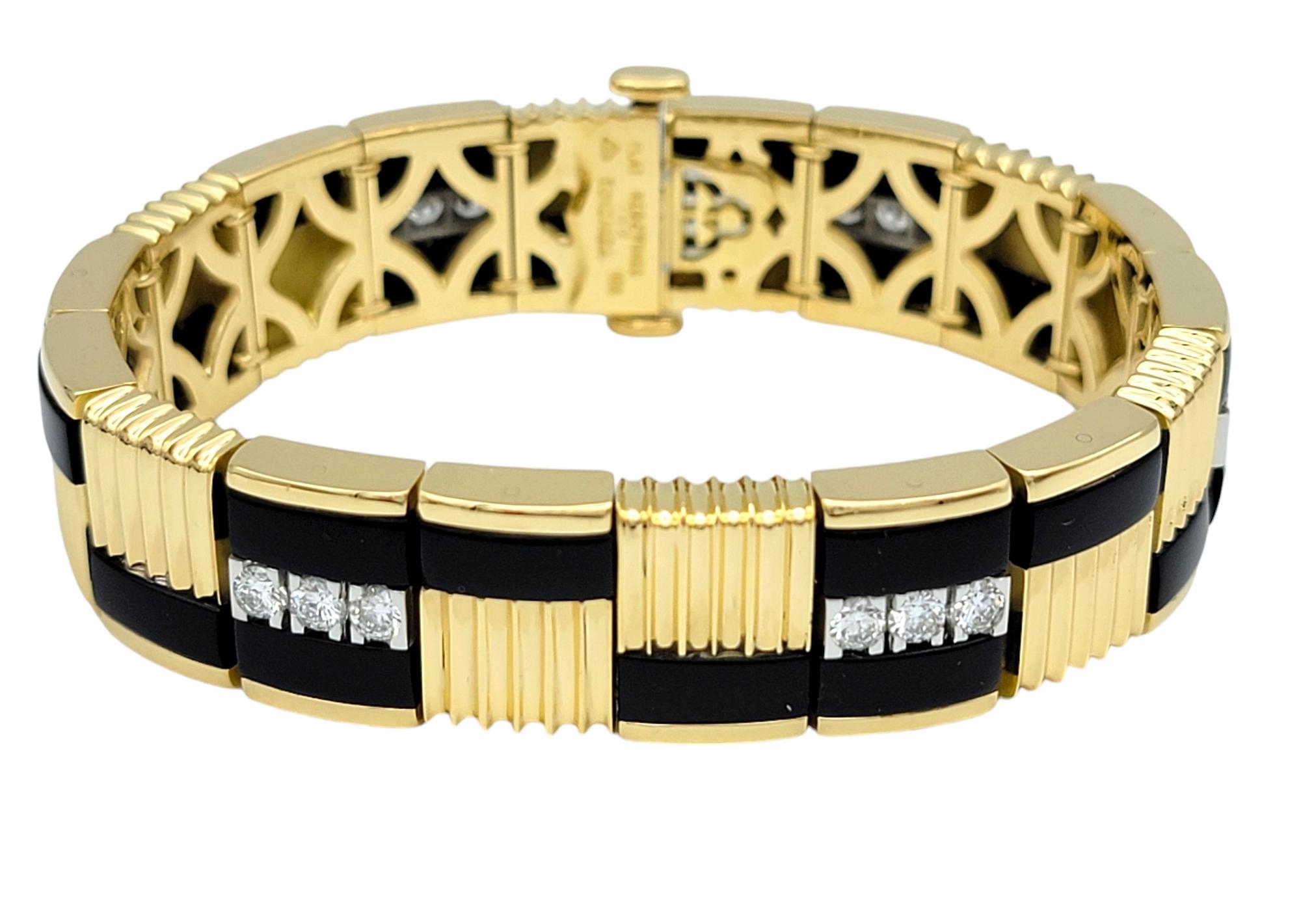 Dévoilez la beauté du design de luxe avec ce bracelet à maillons larges Michael Bondanza, où l'émail noir rencontre l'or strié dans un jeu captivant de textures et de contrastes. Chaque maillon large et sculptural fait sensation, tandis que trois