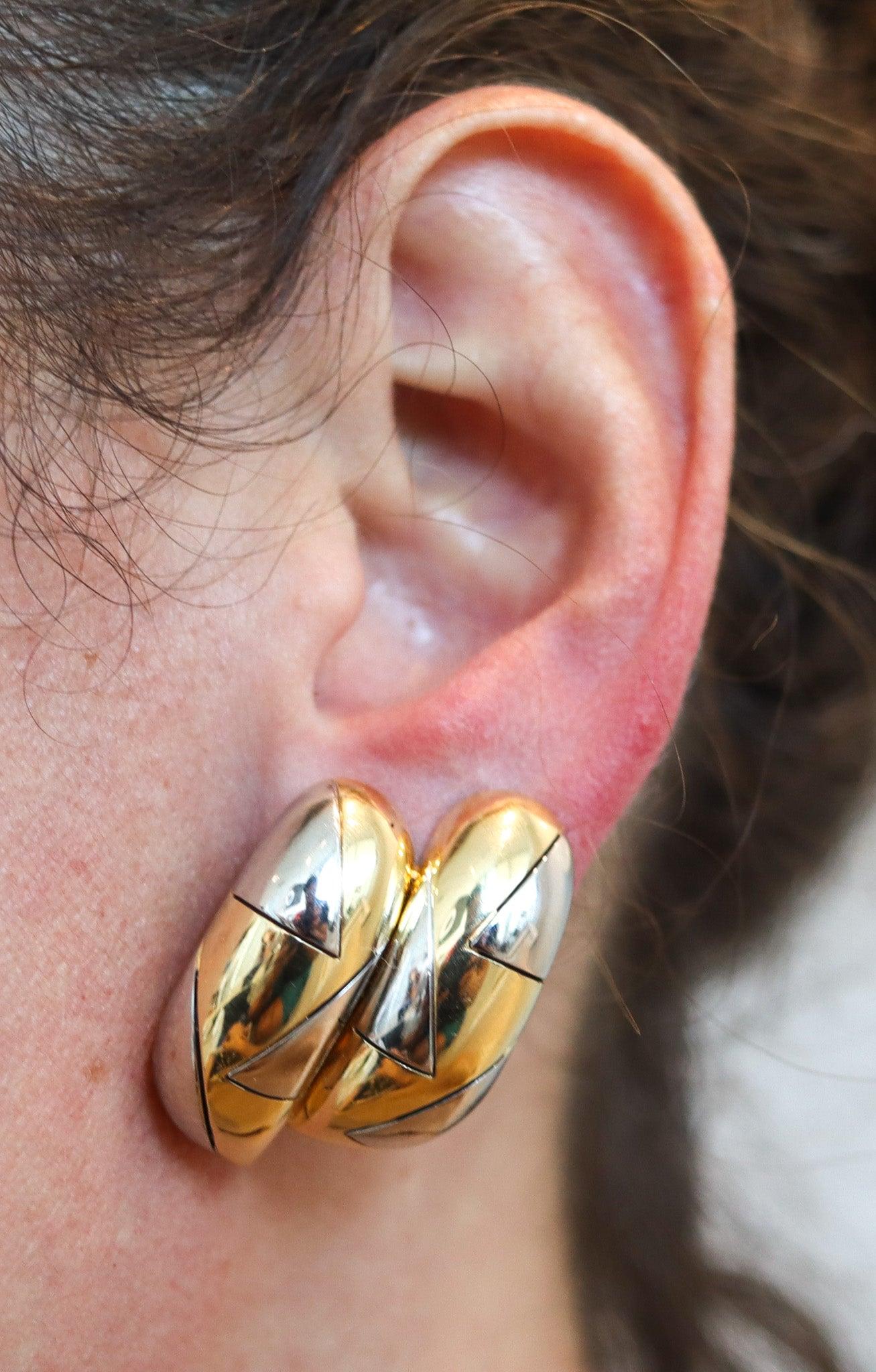 Paire de boucles d'oreilles géométriques conçues par Michael Bondanza.

Cette fantastique paire de boucles d'oreilles géométriques a été créée par le créateur de bijoux Michael Bondanza dans les années 1990. Les boucles d'oreilles ont été réalisées