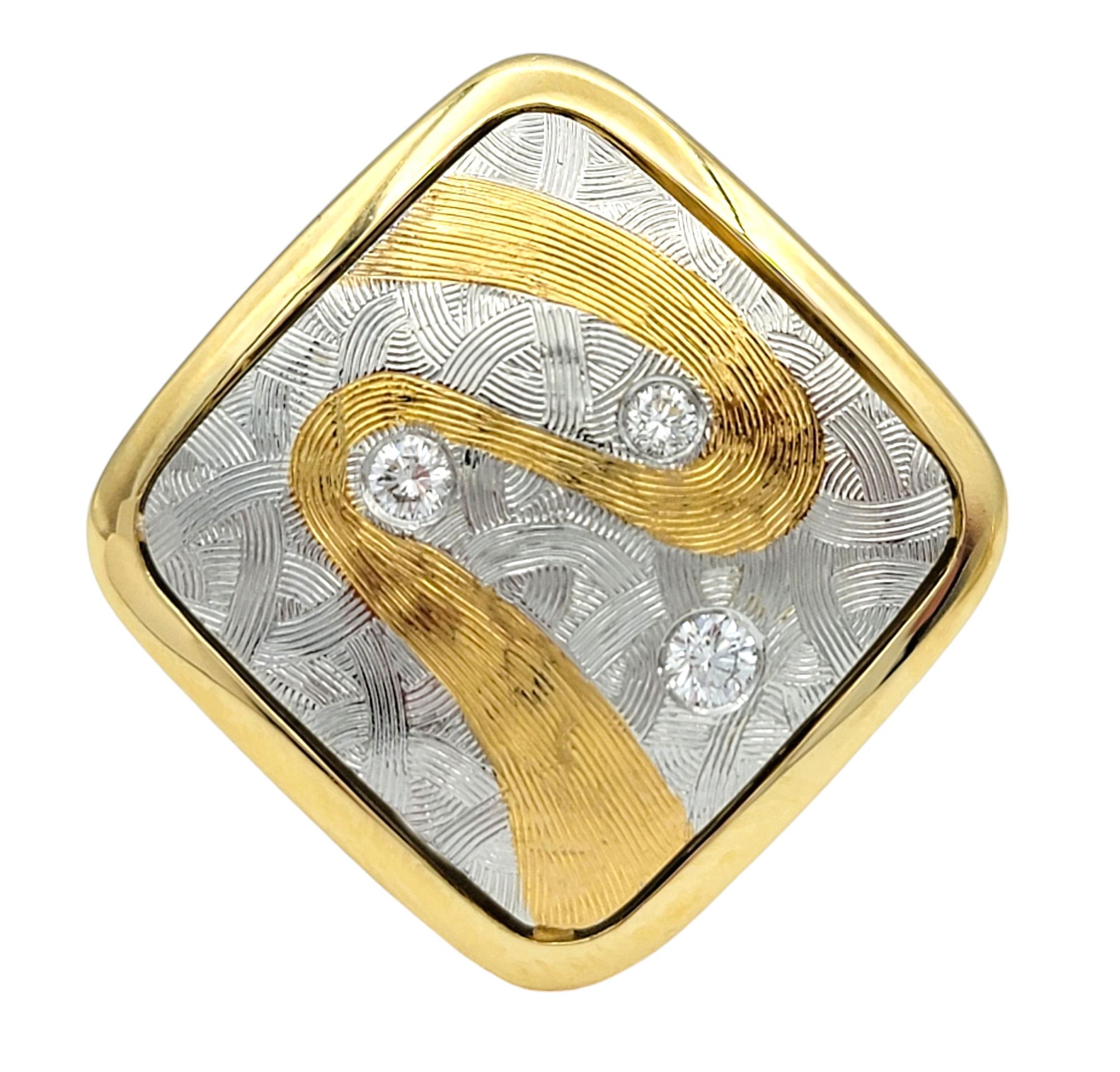 Eleva il tuo stile con questi squisiti orecchini di Michael Bondanza, un mix perfetto di arte e lusso. Realizzati in oro bianco e giallo 18 carati, questi orecchini di forma quadrata sono una vera e propria testimonianza della maestria artigianale