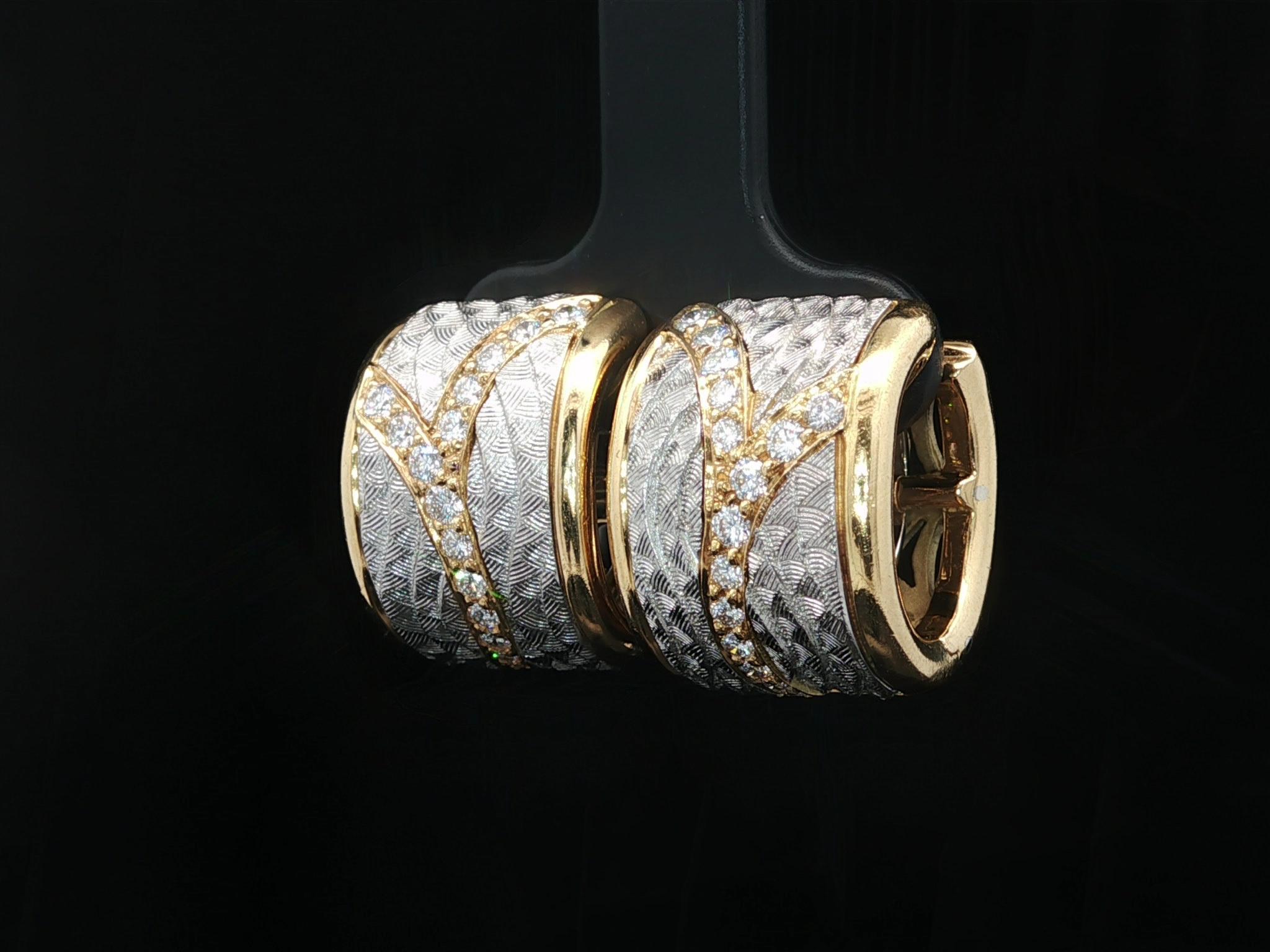 Michael Bondanza Boucles d'oreilles à pince en or 18k et platine avec diamants gravés à la main en vente 5