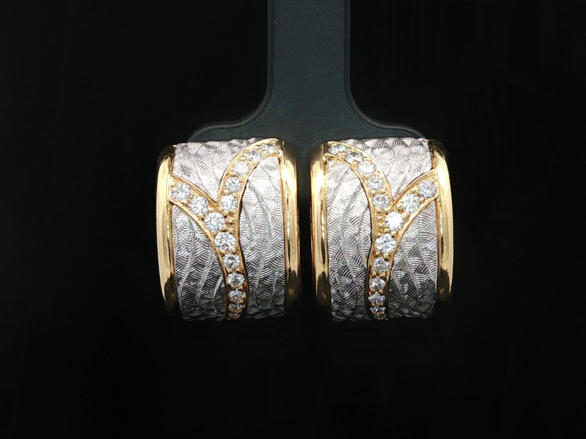 Michael Bondanza Boucles d'oreilles à pince en or 18k et platine avec diamants gravés à la main en vente 3