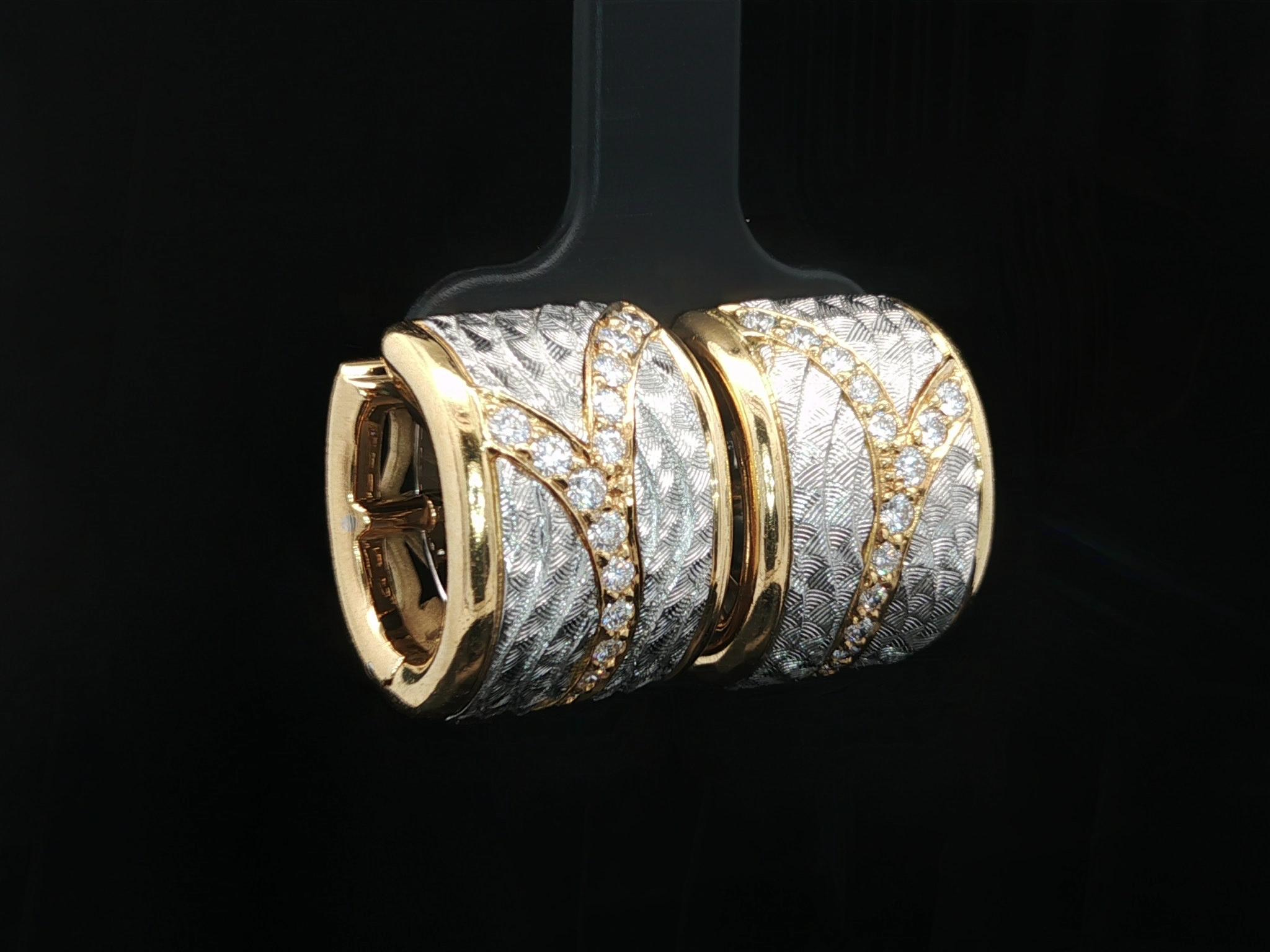 Michael Bondanza Boucles d'oreilles à pince en or 18k et platine avec diamants gravés à la main en vente 4