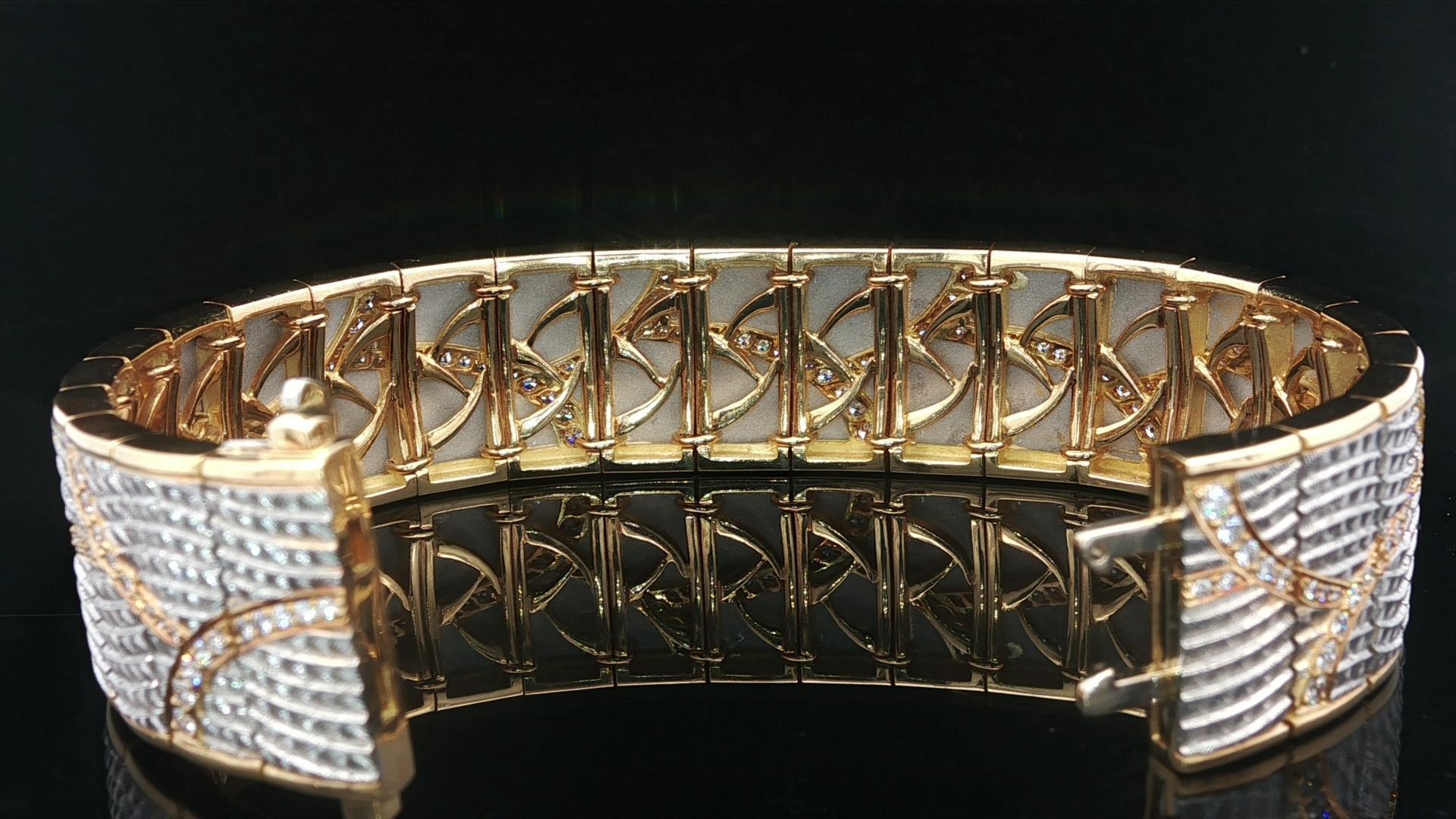 Michael Bondanza Bracciale largo Venti in oro 18k e platino con diamanti incisi a mano in vendita 6