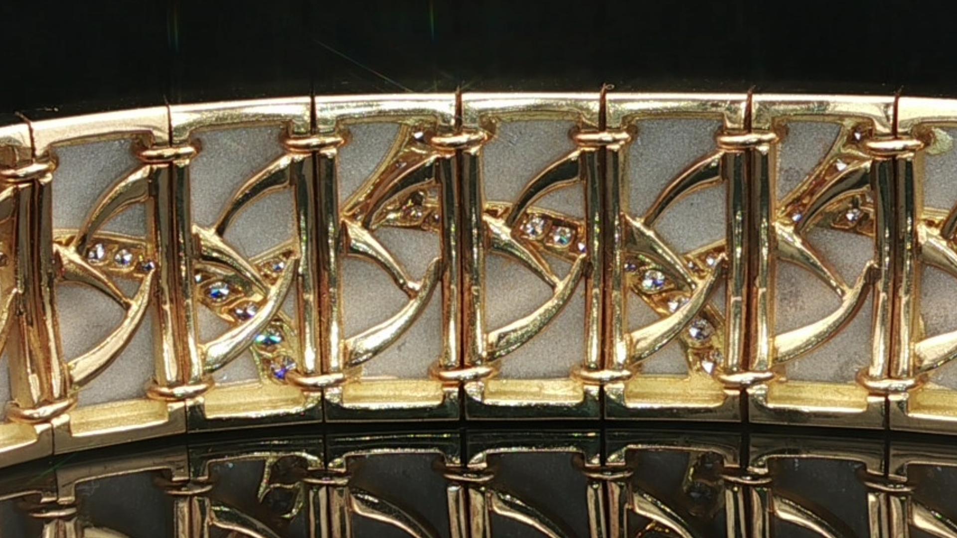 Michael Bondanza Bracciale largo Venti in oro 18k e platino con diamanti incisi a mano in vendita 7