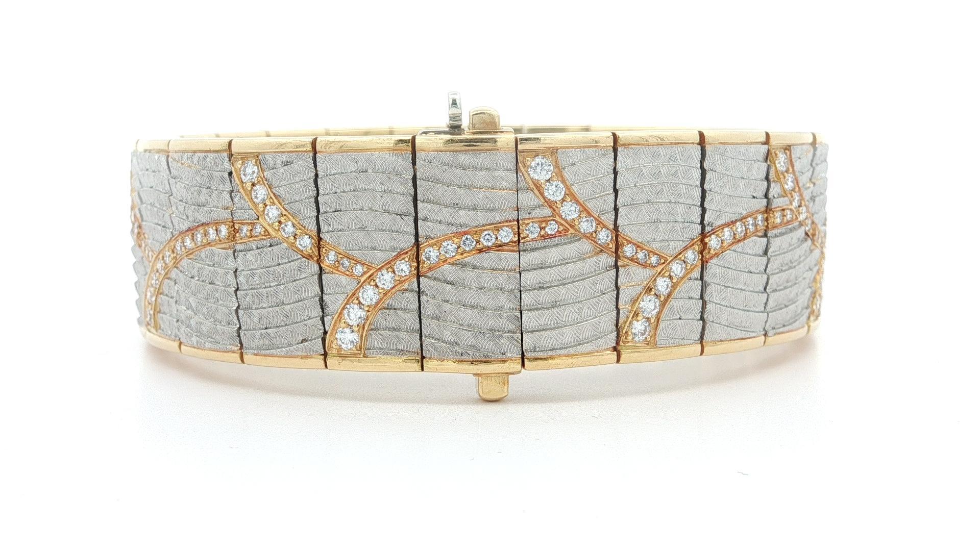 Taglio brillante Michael Bondanza Bracciale largo Venti in oro 18k e platino con diamanti incisi a mano in vendita