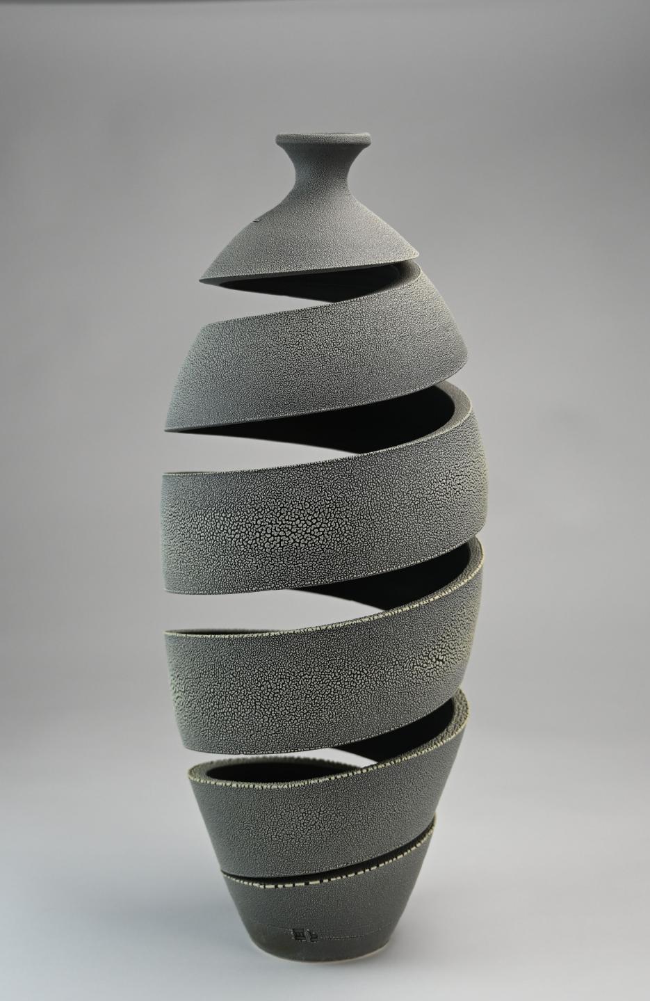 Spiralförmige Kriechspirale Keramikskulptur von Michael Boroniec - Keramik, Glasur

Die Serie 