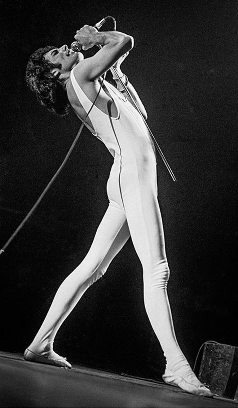 Michael Brennan Black and White Photograph – Freddie Mercury, 1977 – QUEEN