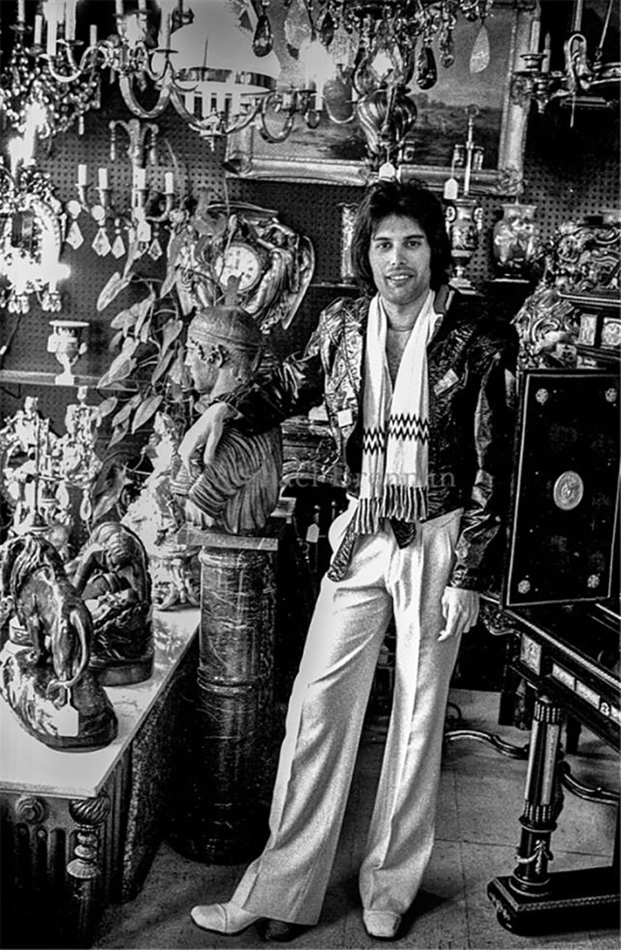 Michael Brennan Black and White Photograph – Freddie Mercury, NYC, 1977